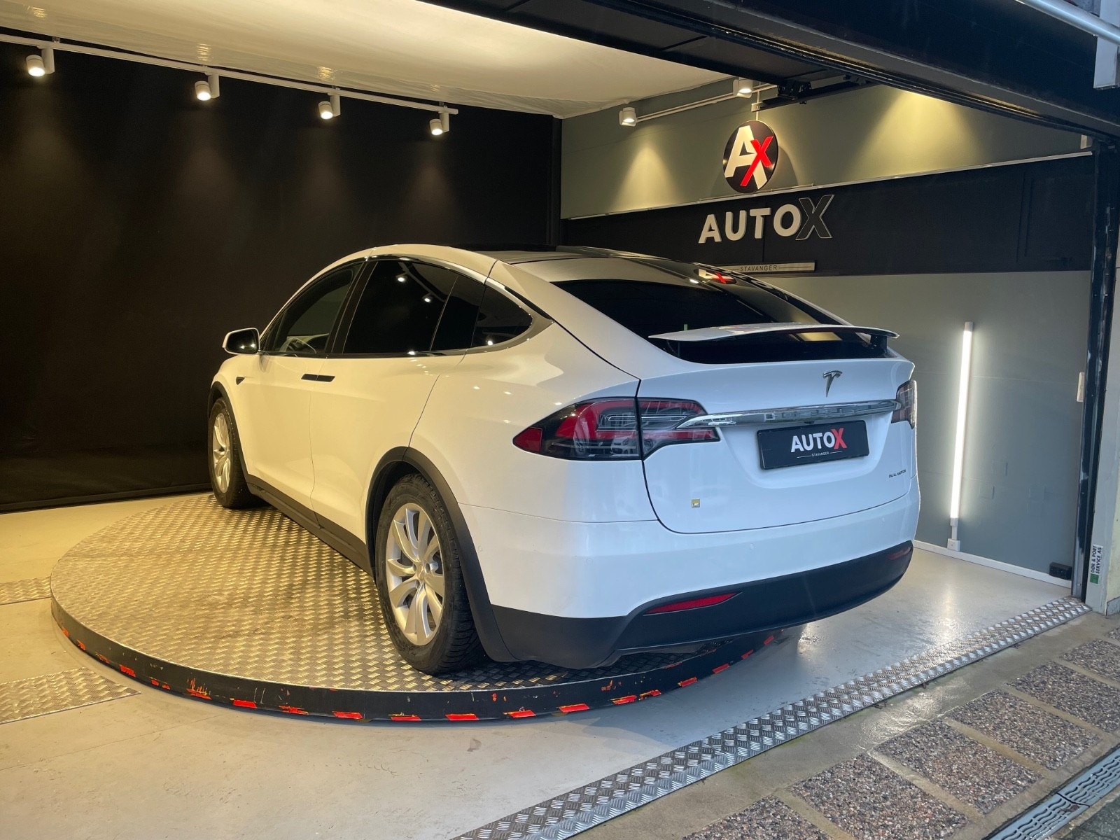 Tesla Model X 4