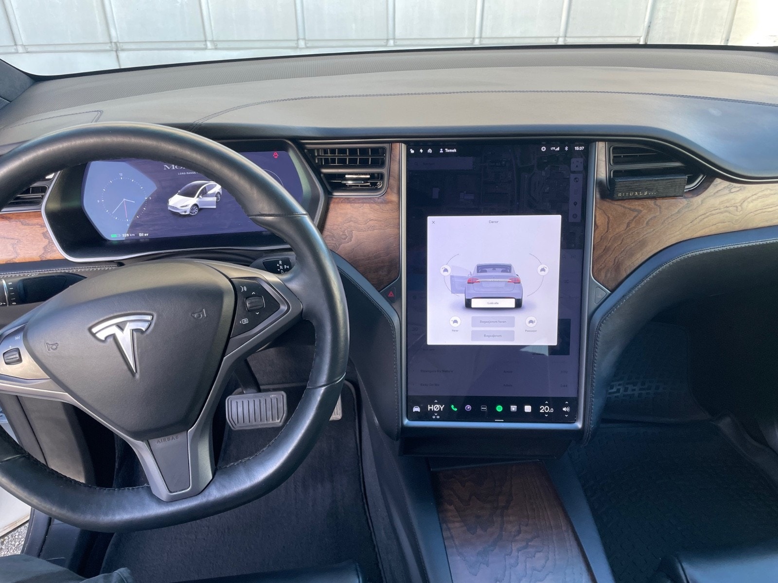 Tesla Model X 34