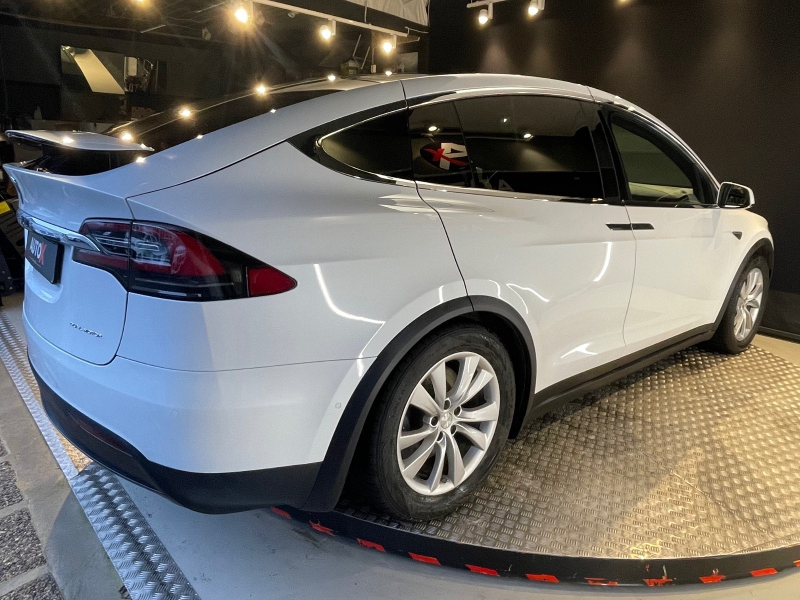 Tesla Model X 14