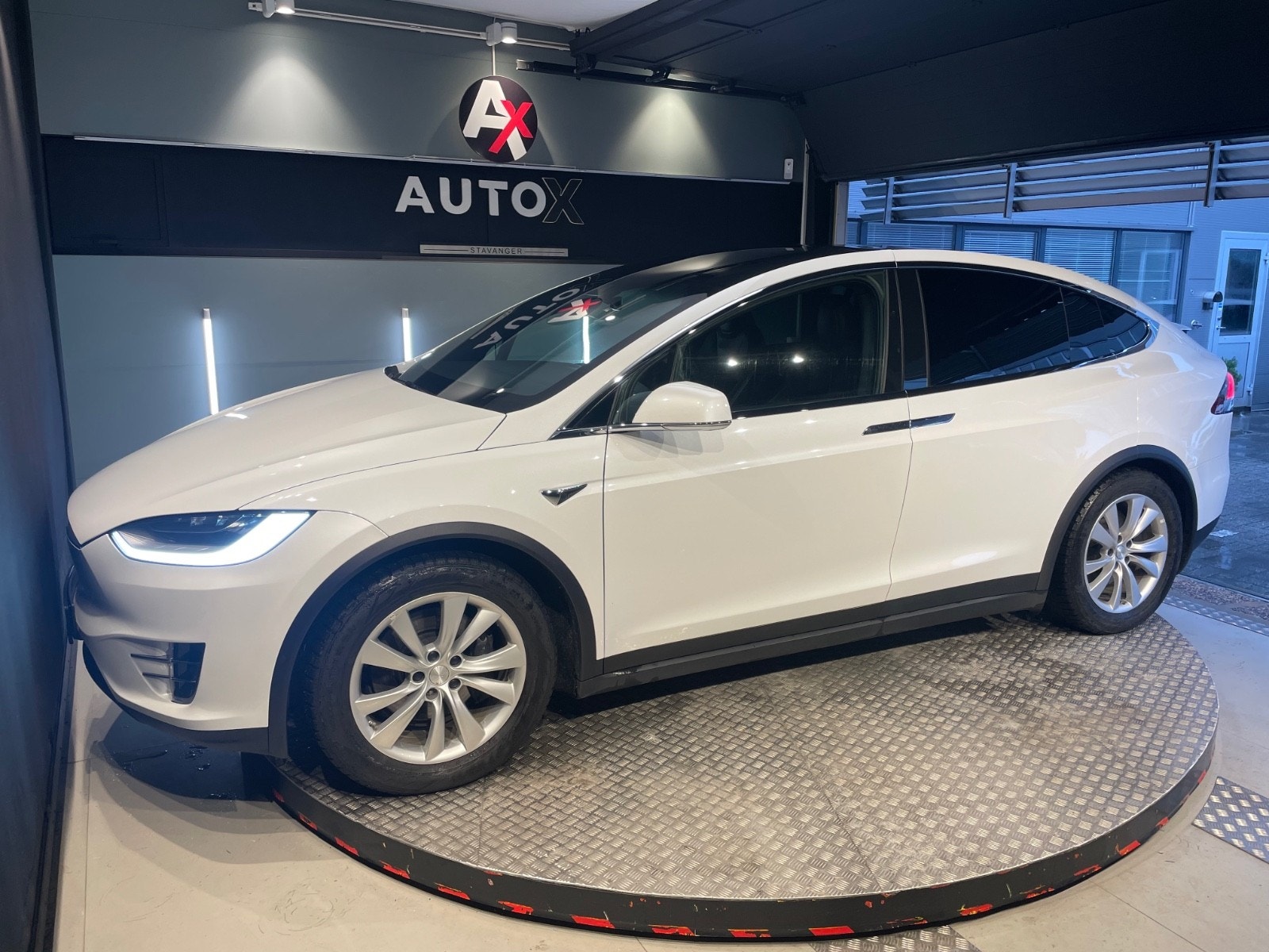 Tesla Model X 16