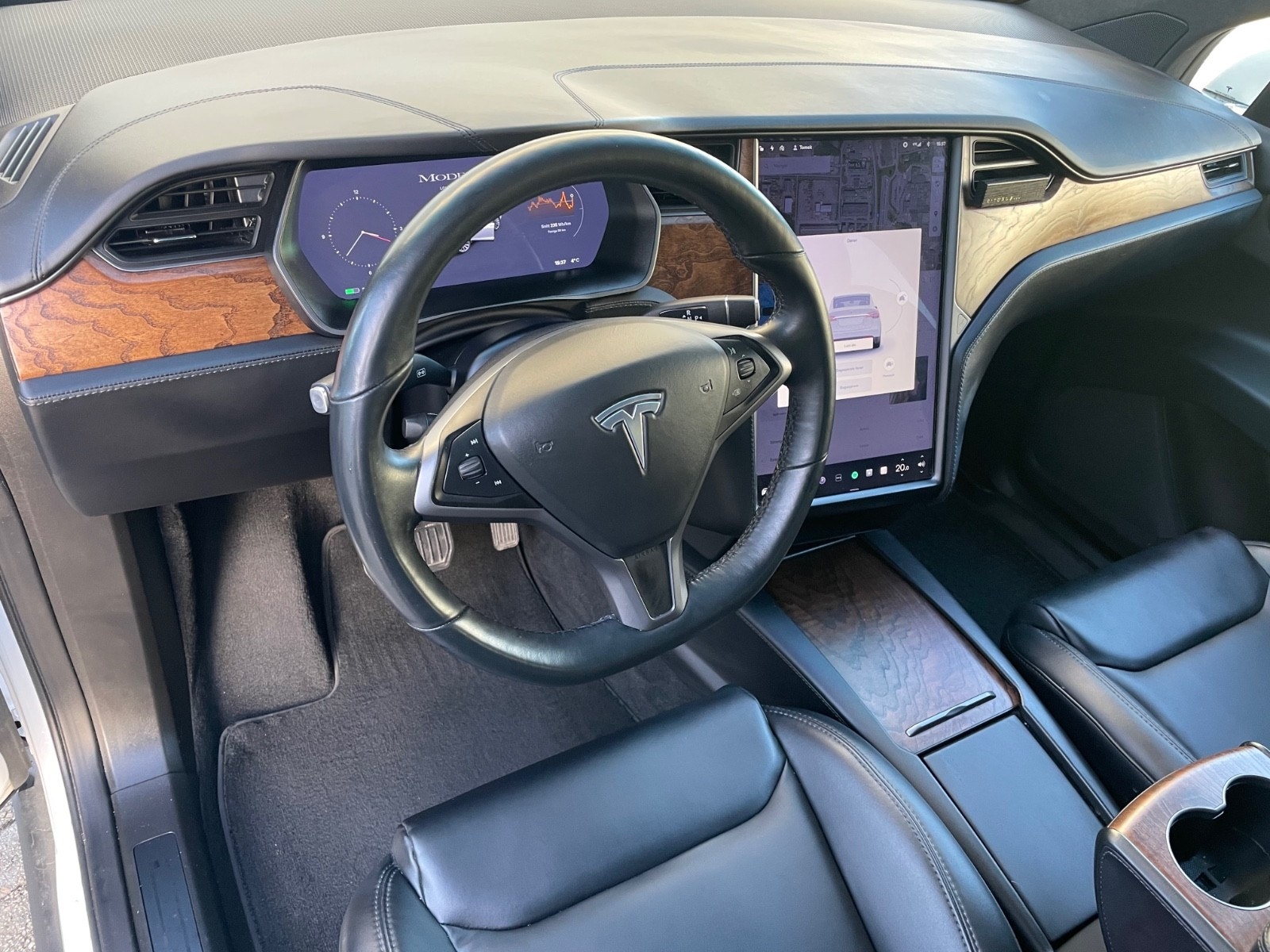 Tesla Model X 35