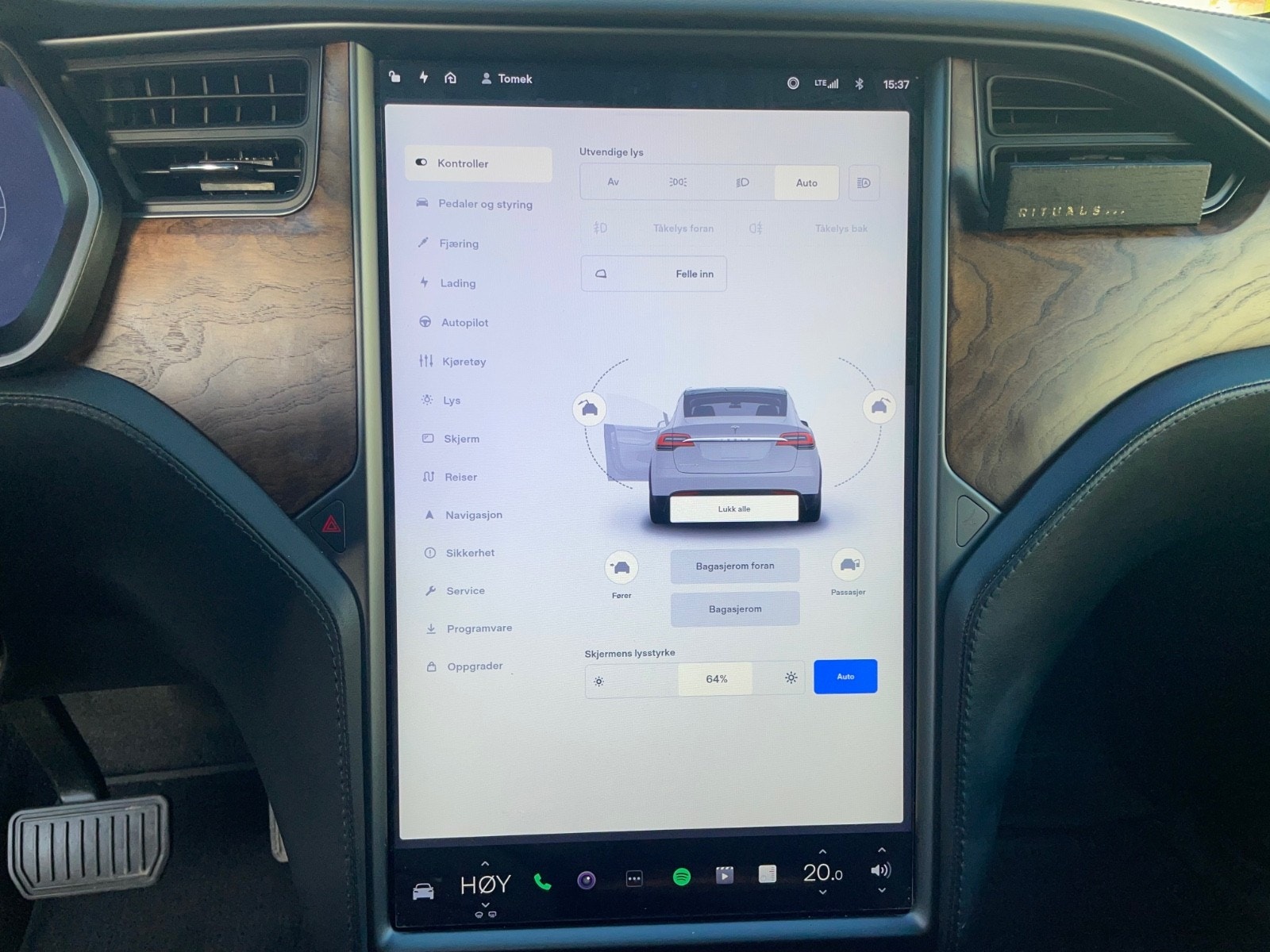 Tesla Model X 38