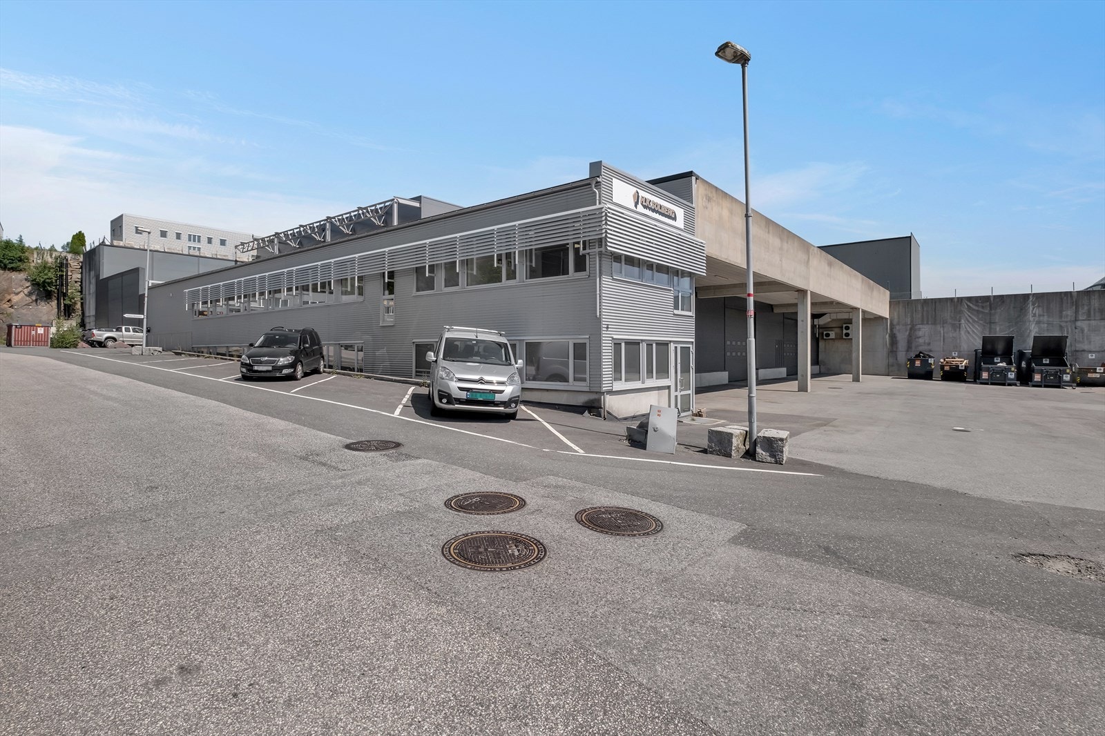 Parkeringsplasser utenfor eiendommen. Galleribilde