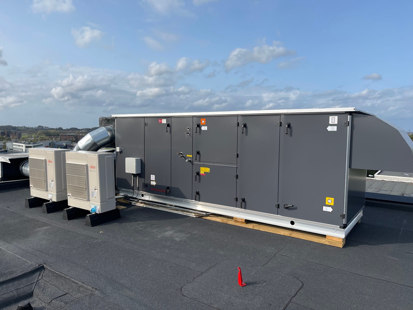 Nytt HVAC anlegg med varmepumper for oppvarming/nedkjøling. Galleribilde