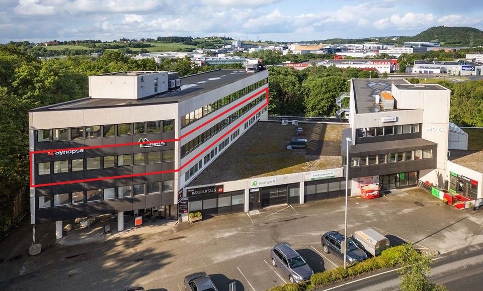 Inngangsparti med aktuelt lokale i 3 etasje (5etg). Gjesteparkering i framkant. Galleribilde