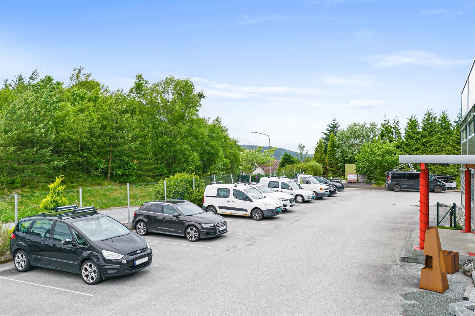 Eiendommen har godt med parkeringsplasser og 8 tilhører de ledige lokalene.