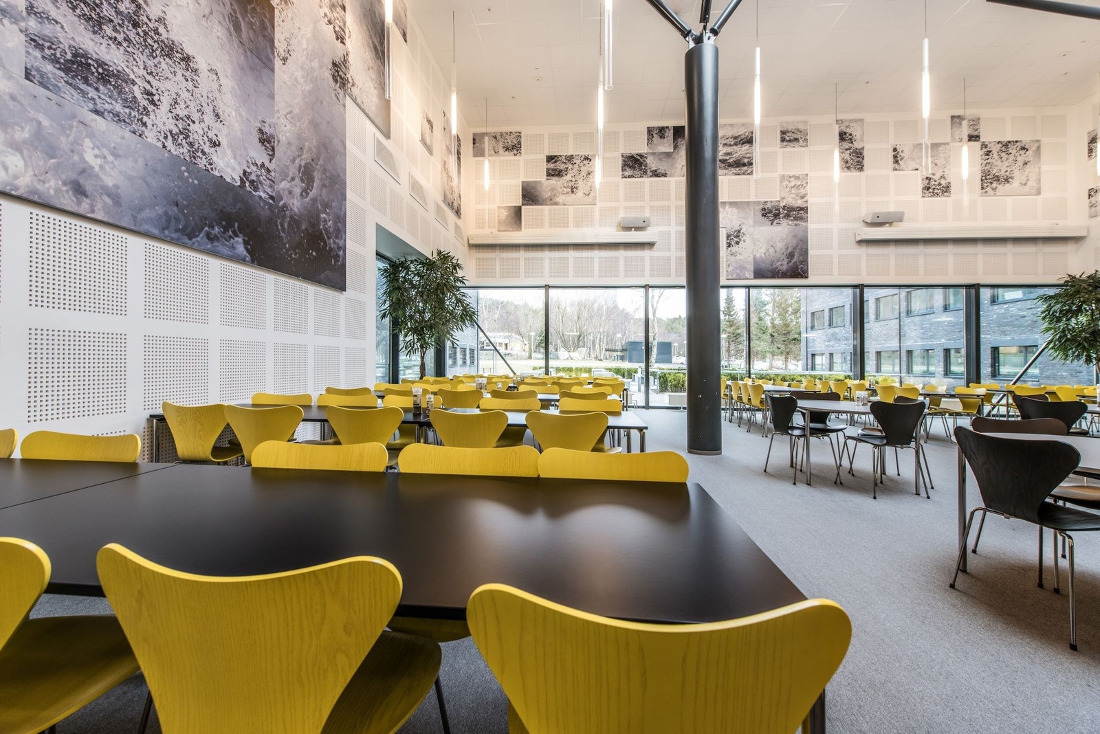 Flott kantine som er lys, stor og med svært god takhøyde Galleribilde