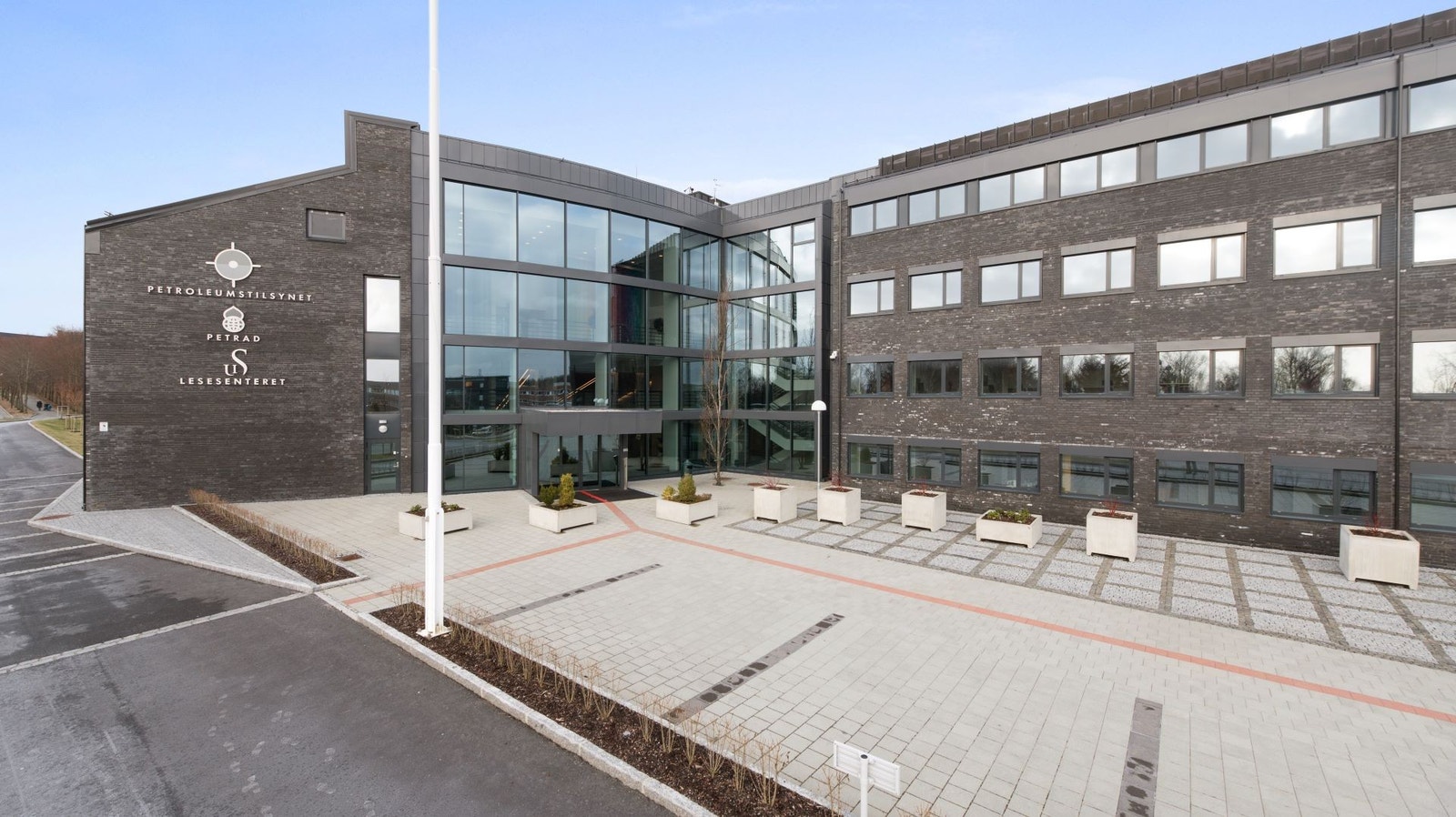 Opparbeidet og stort uteområde foran inngangspartiet Galleribilde