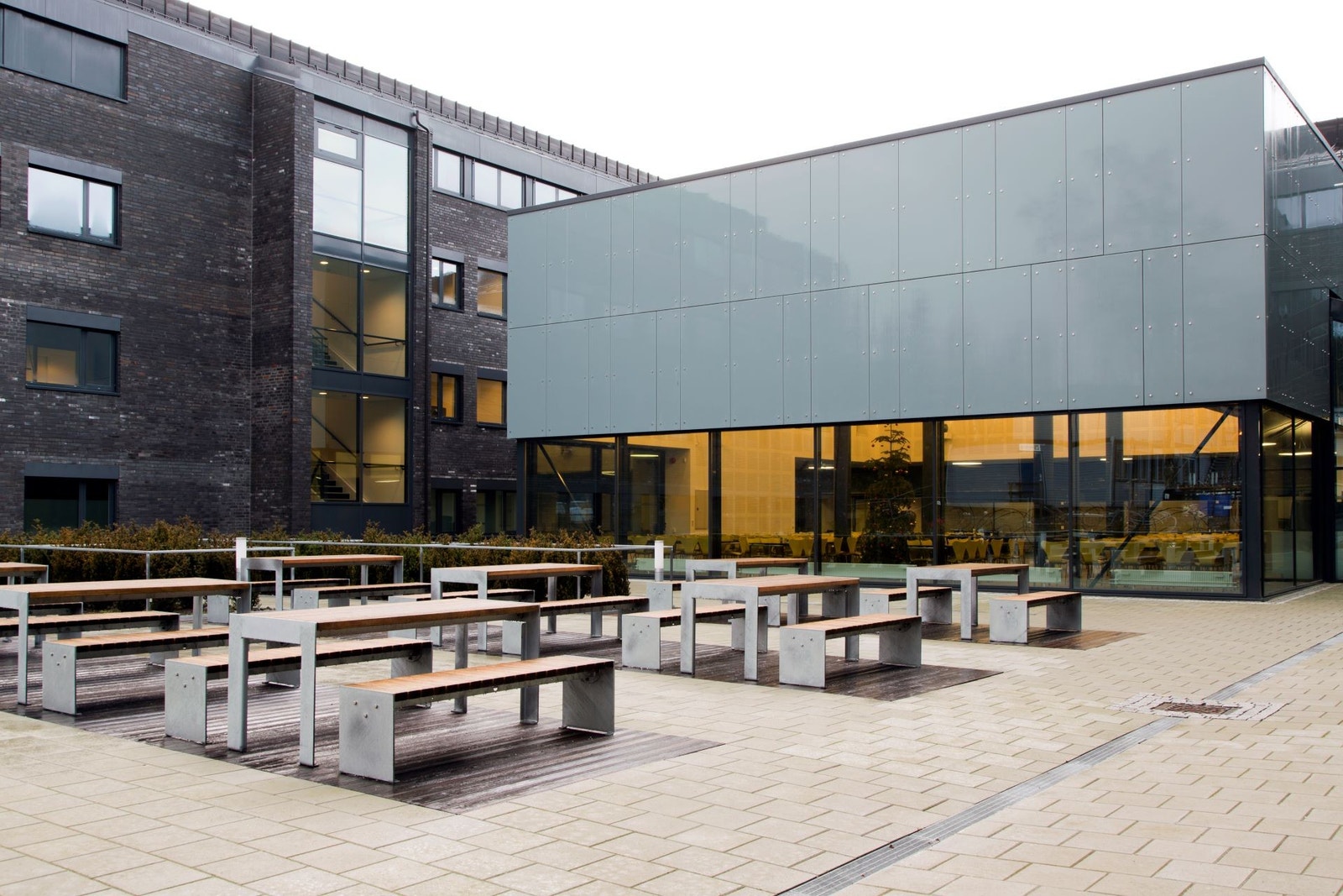 Det er godt med sitteplasser både ute og inne tilhørende kantinen Galleribilde