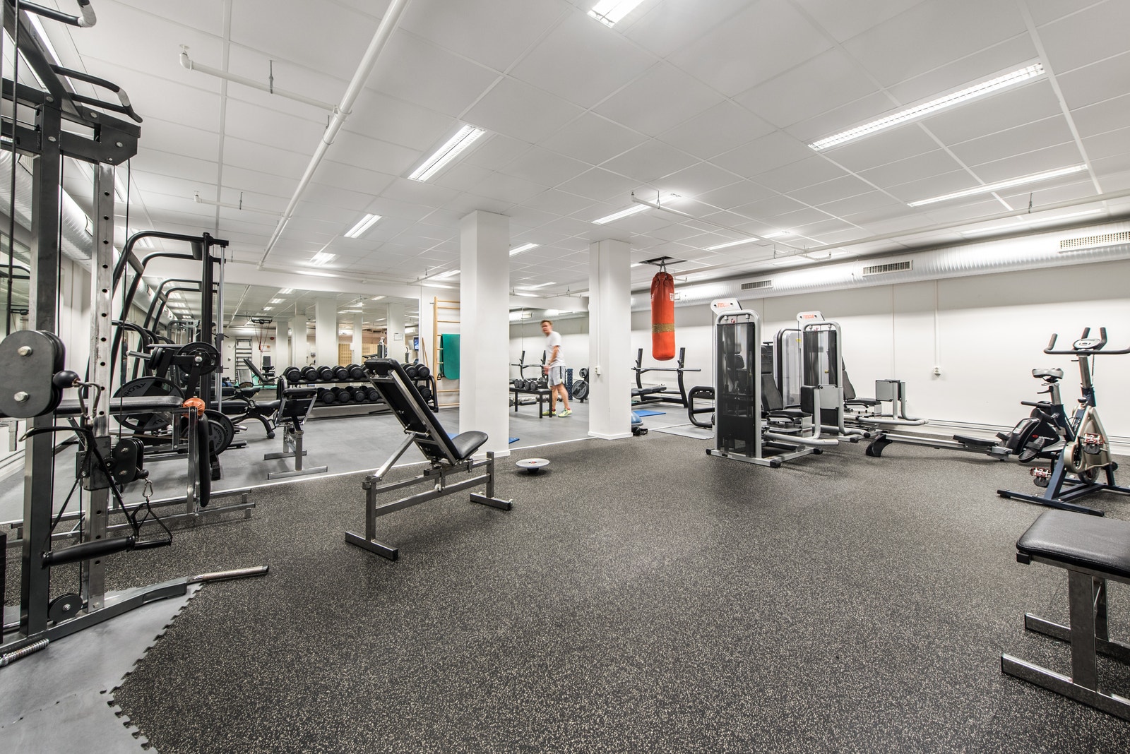 I bygget finner du et treningssenter som strekker seg over to etasjer. Her finner du alt du trenger av treningsapparater Galleribilde