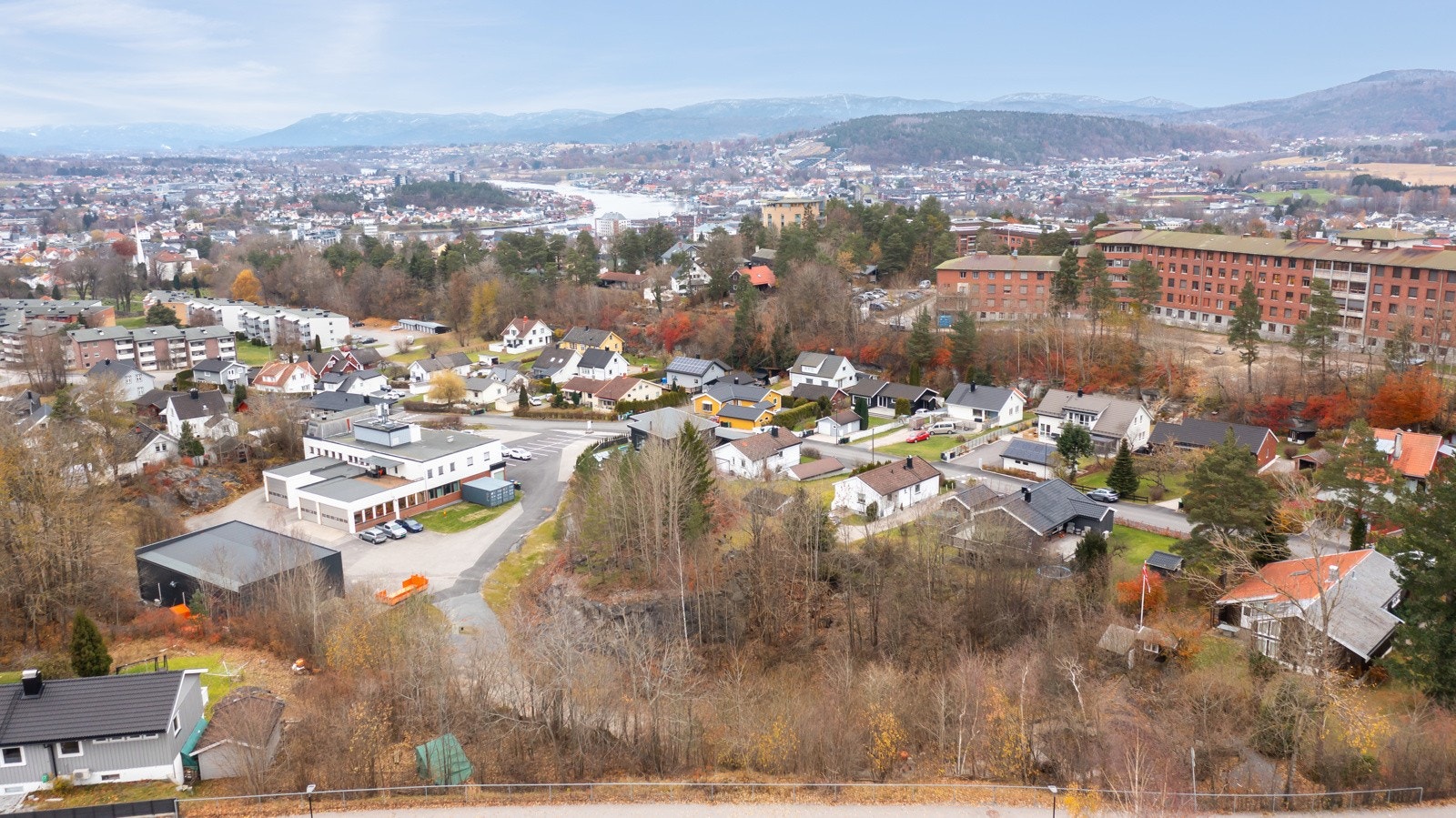 Det er laget et mulighetsstudiet for eiendommen og dette er tilgjengeliggjort i vårt prospekt ved interesse. Dette er ikke søkt eller avklart med kommunen. Galleribilde