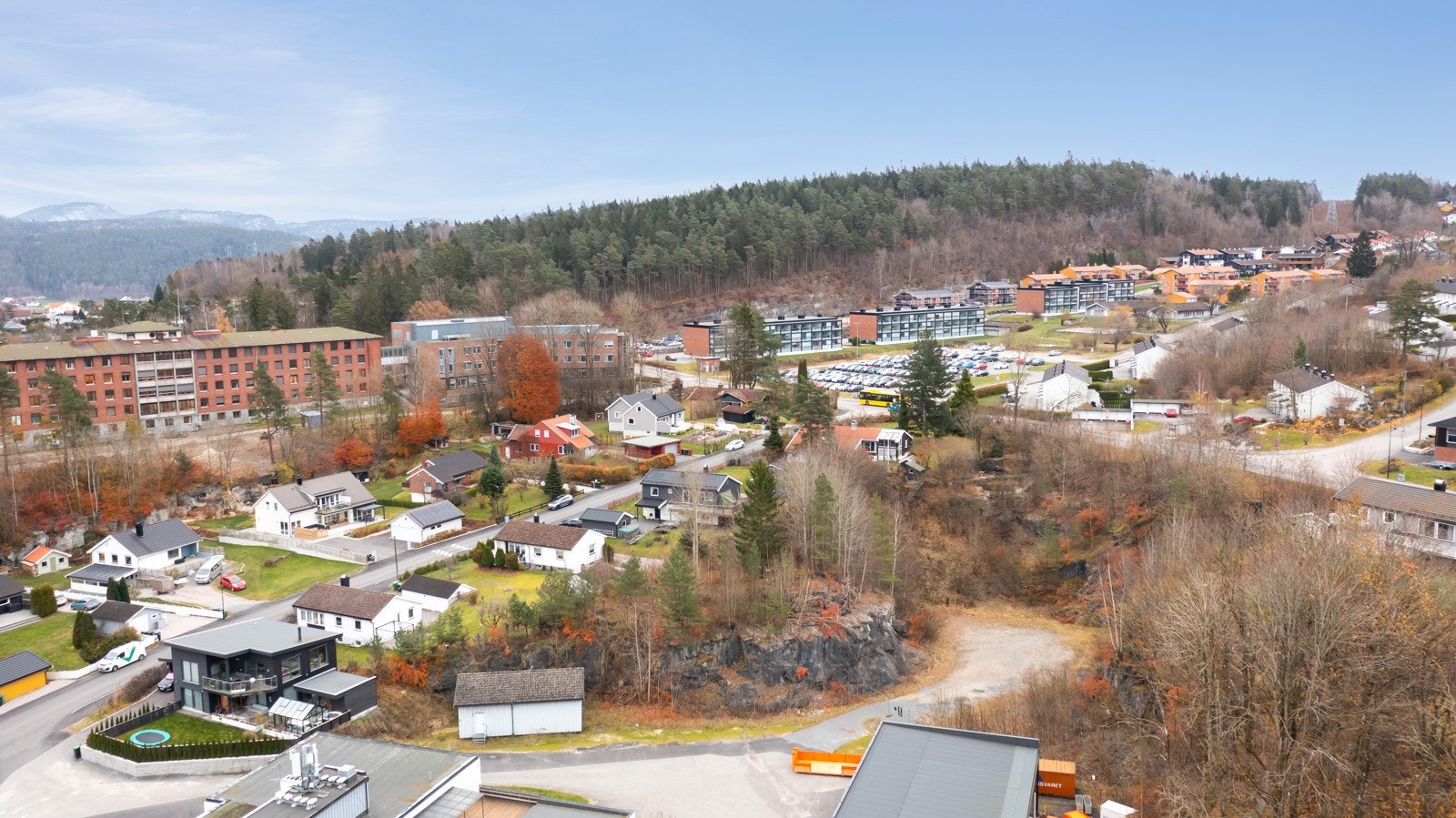 "Midt i hjertet" av Porsgrunn ligger eiendommen plassert med en fin beliggenhet bare 1 km til Porsgrunn sentrum. Galleribilde