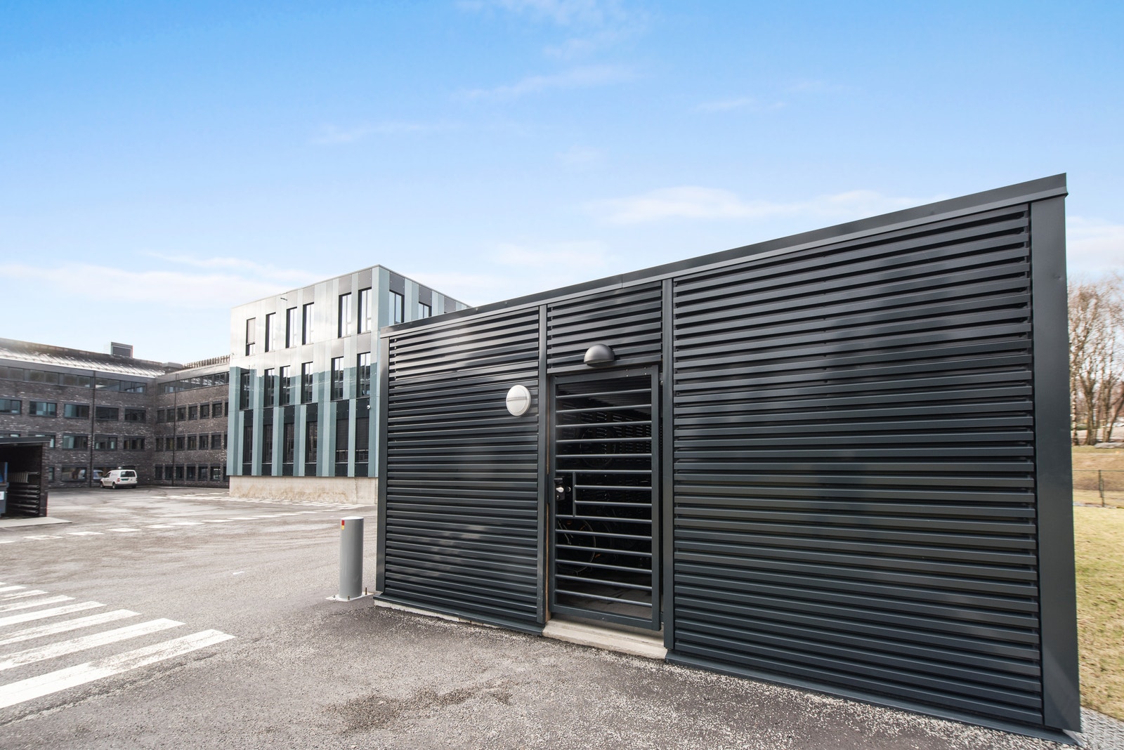 Utenfor inngangen er det praktiske skur hvor du kan parkere sykkel Galleribilde