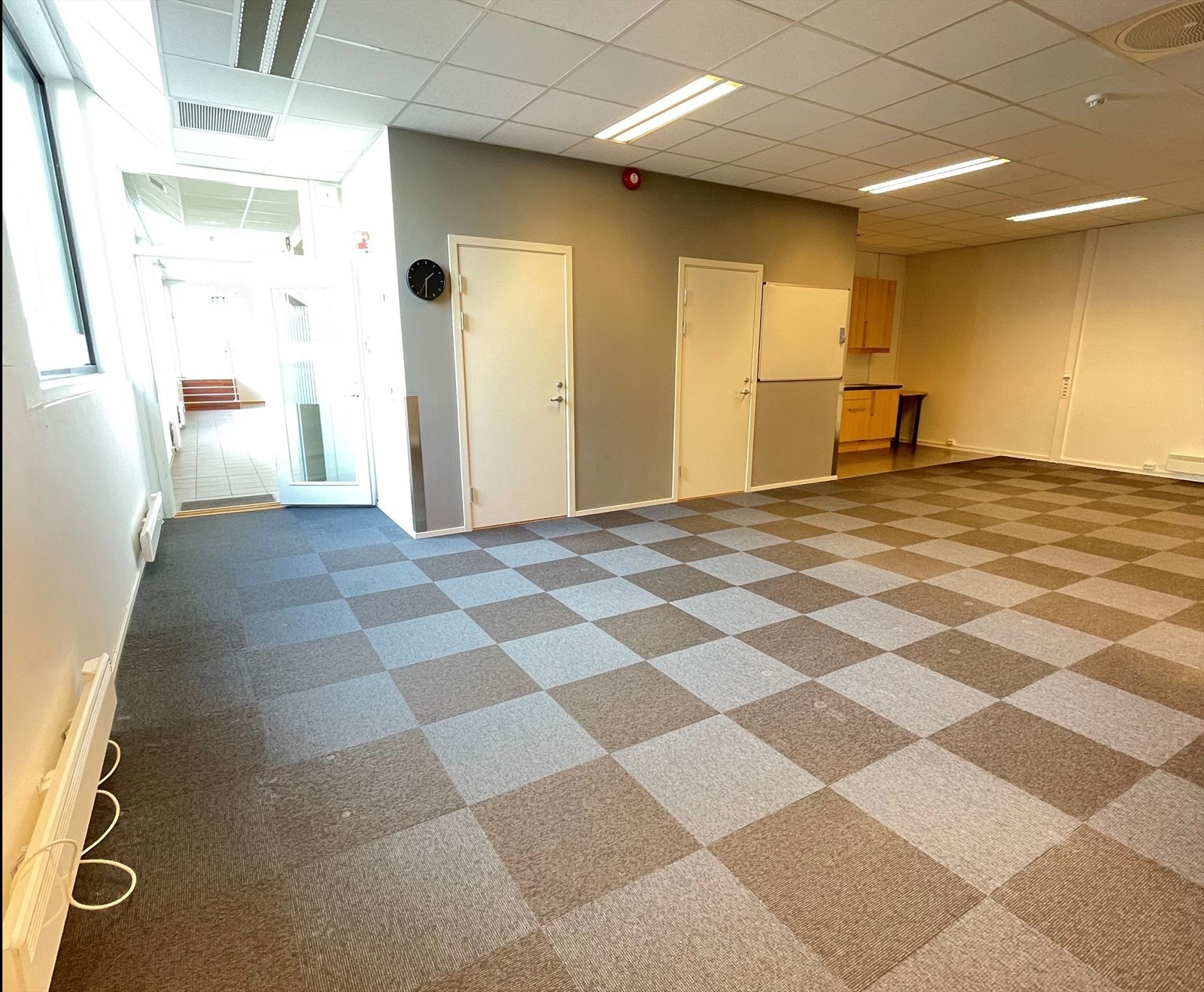 Åpent areal med kjøkken og mot inngangsparti.jpg Galleribilde