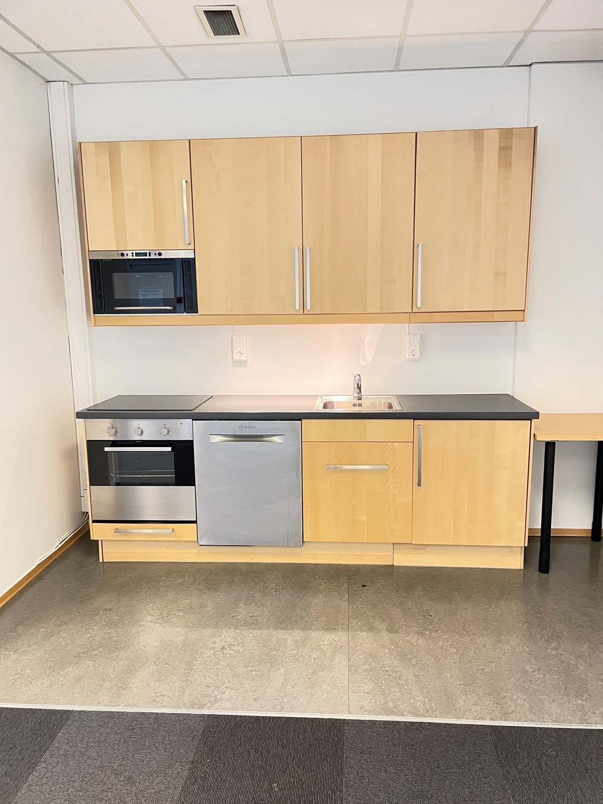 Kjøkken med oppvaskmaskin og komfyr Galleribilde