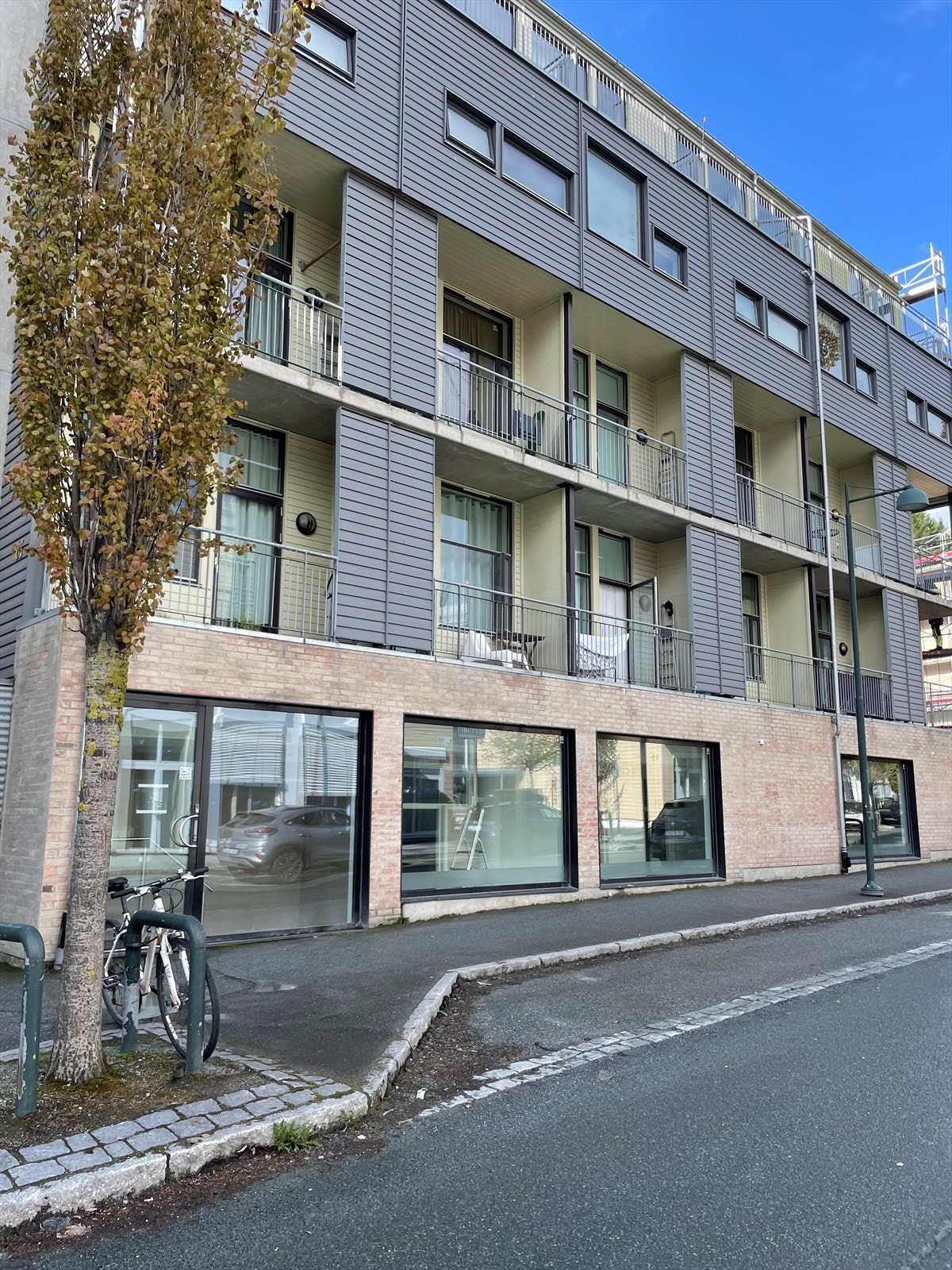 Fasade bygg. Næringsareal i 1. etasje og leiligheter over. Galleribilde