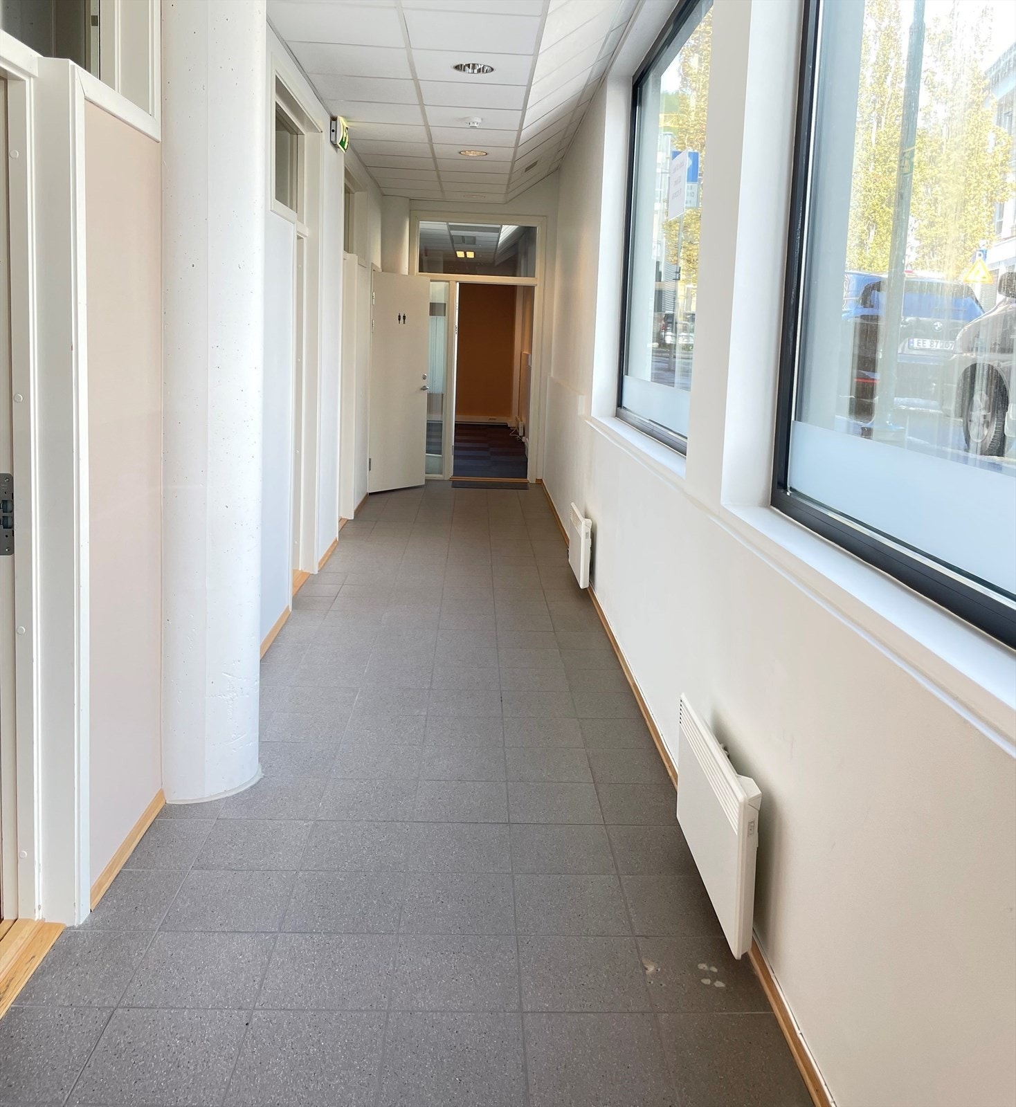 Kontorgang med 3 lydisolerte kontor Galleribilde