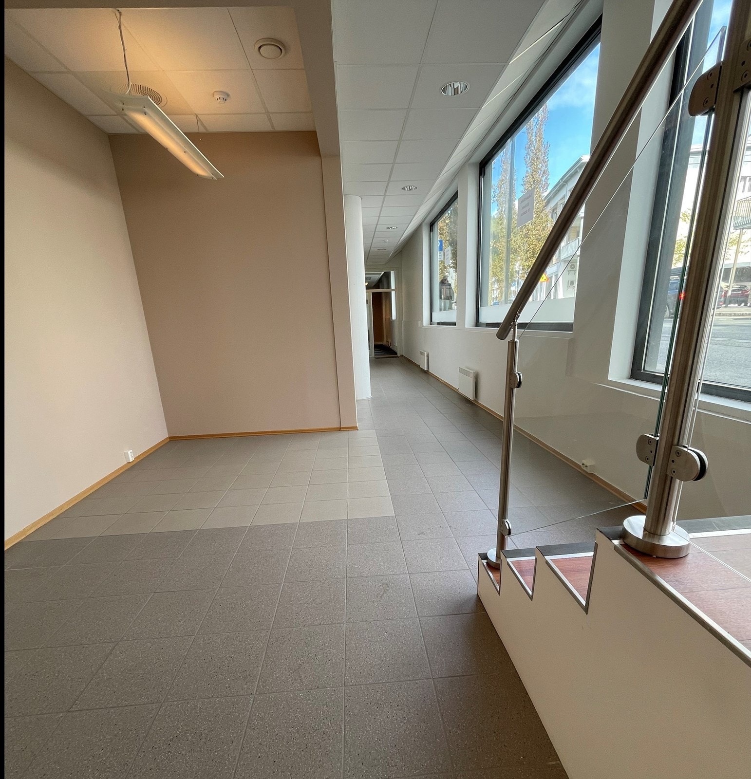 Ved inngang og kontorgang med store vinduer Galleribilde