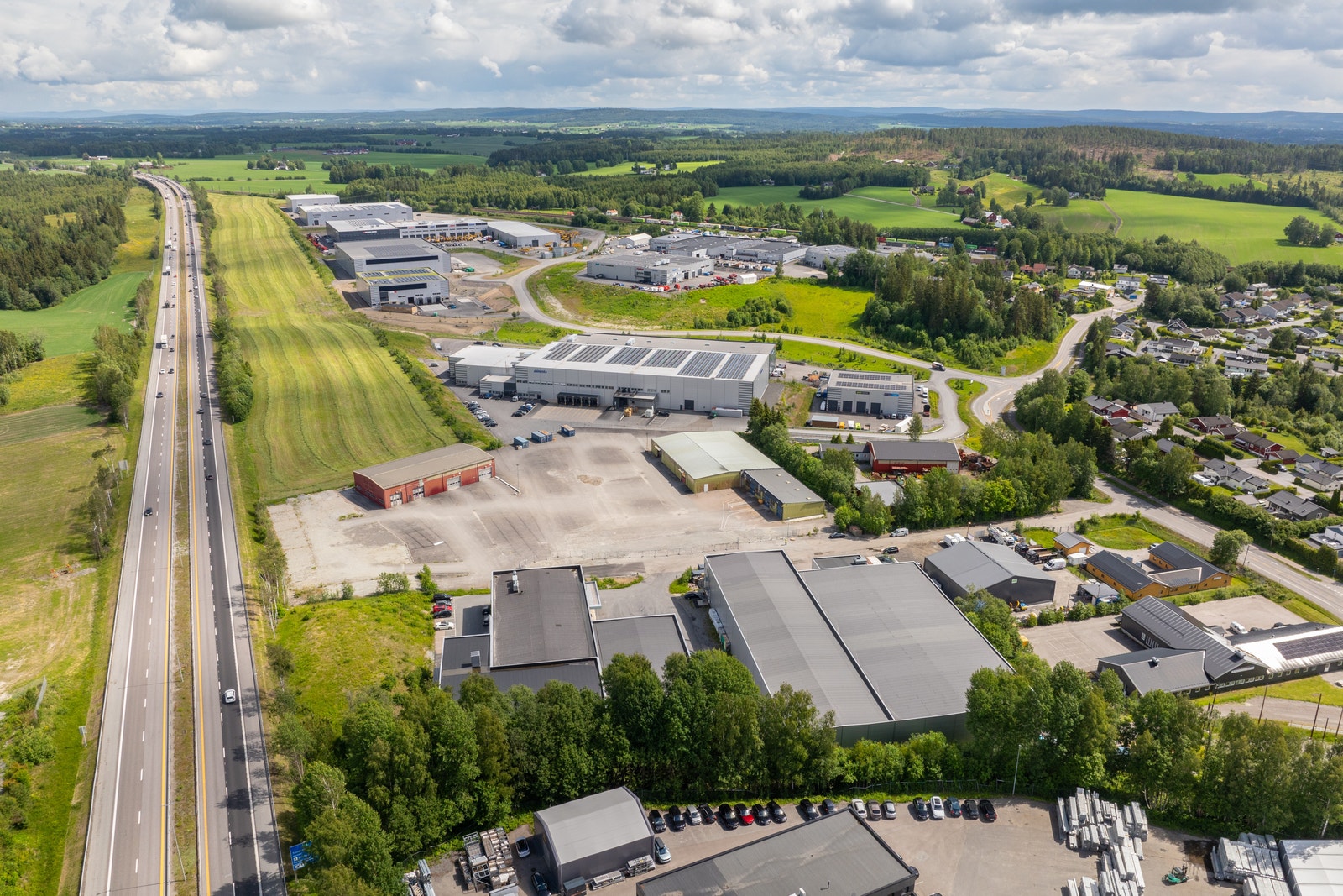 Like ved E6 Eiendommen ligger som en av de første i Lindeberg Næringspark. Galleribilde