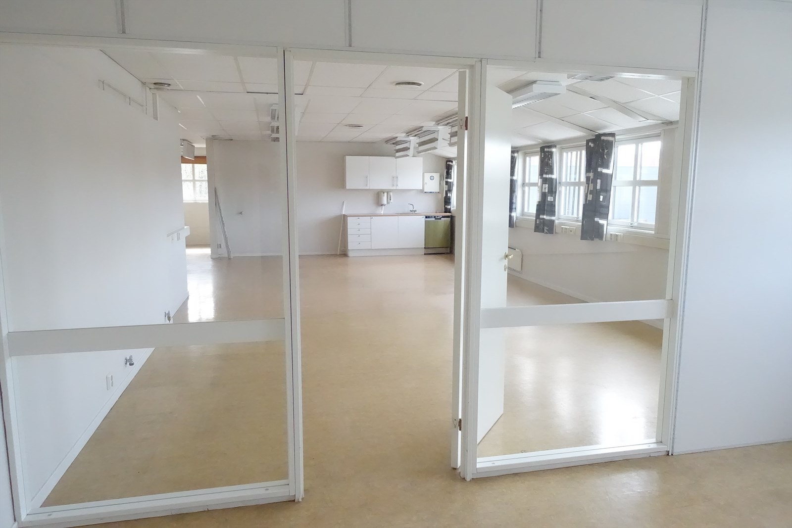 Fra avdelt cellekontor på ca. 26 kvm BTA mot åpent areal med kjøkken Galleribilde