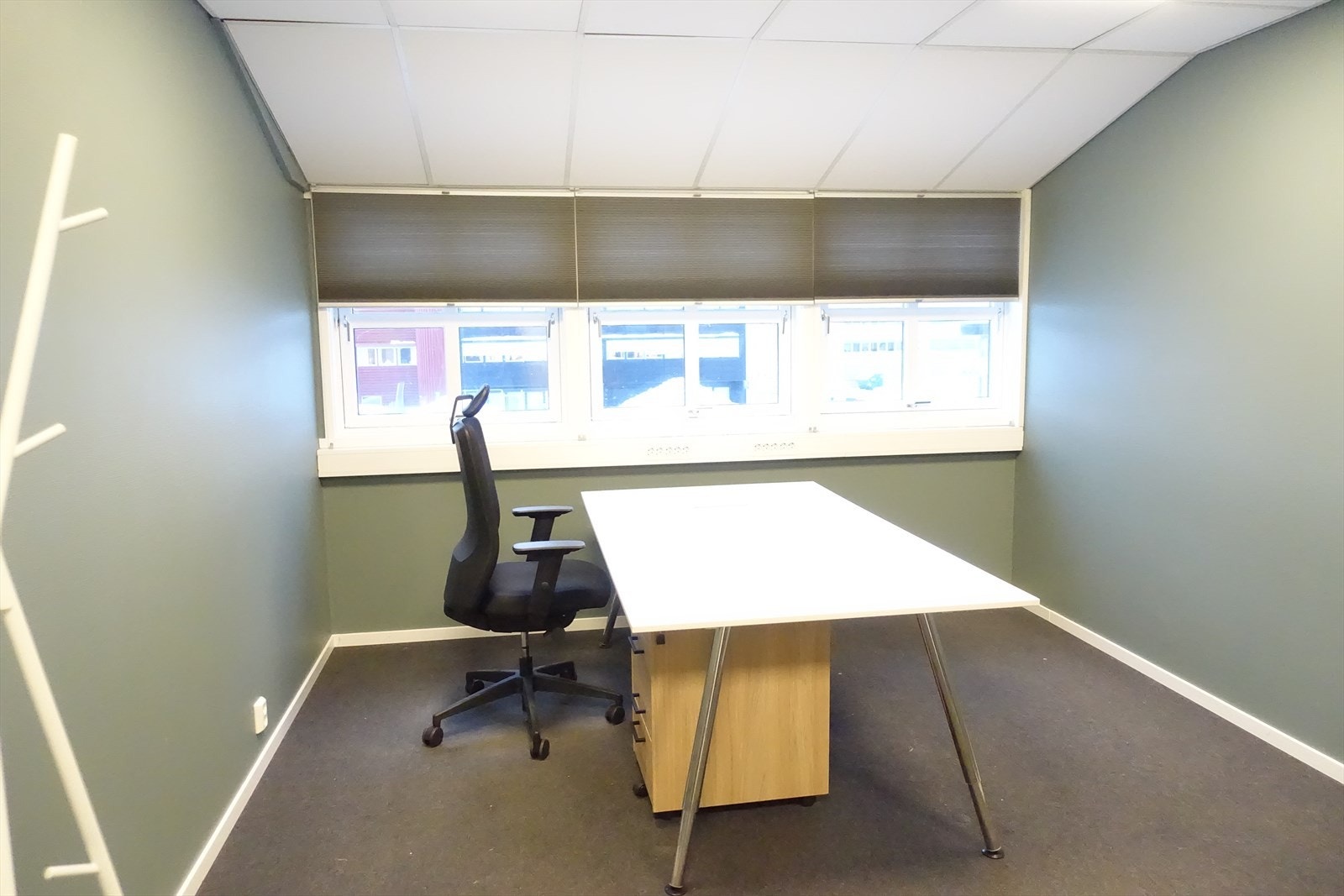 Pent oppusset cellekontor på ca. 21 kvm BTA ved trapp og heis Galleribilde