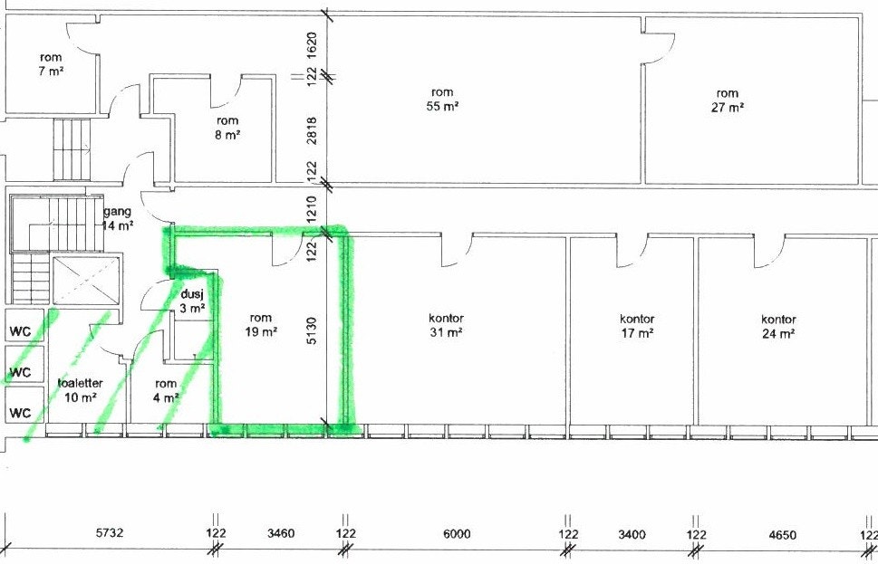 Pent oppusset cellekontor ved trapp,heis og toaletter Galleribilde