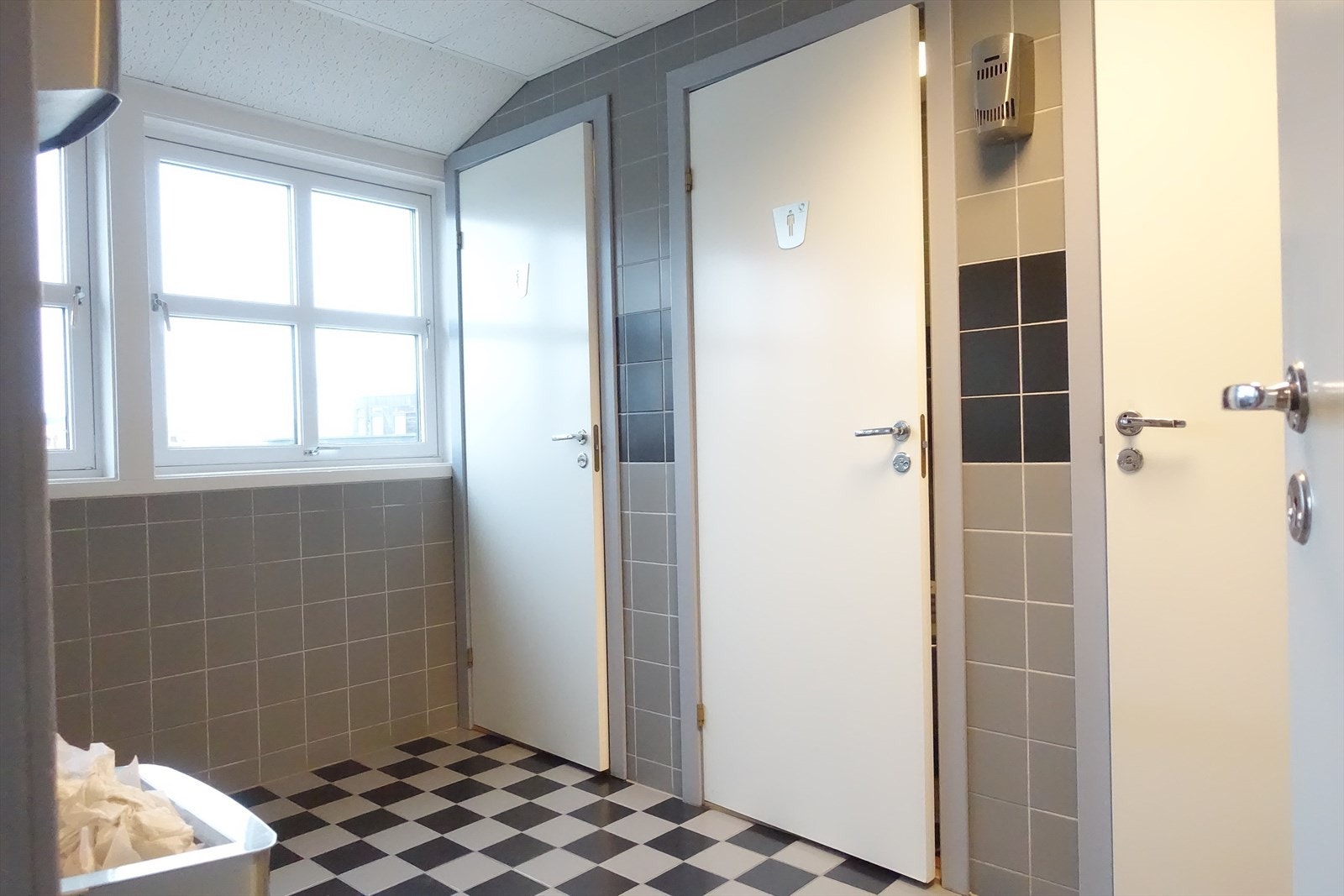 Toaletter med dusj i 2. etasje Galleribilde