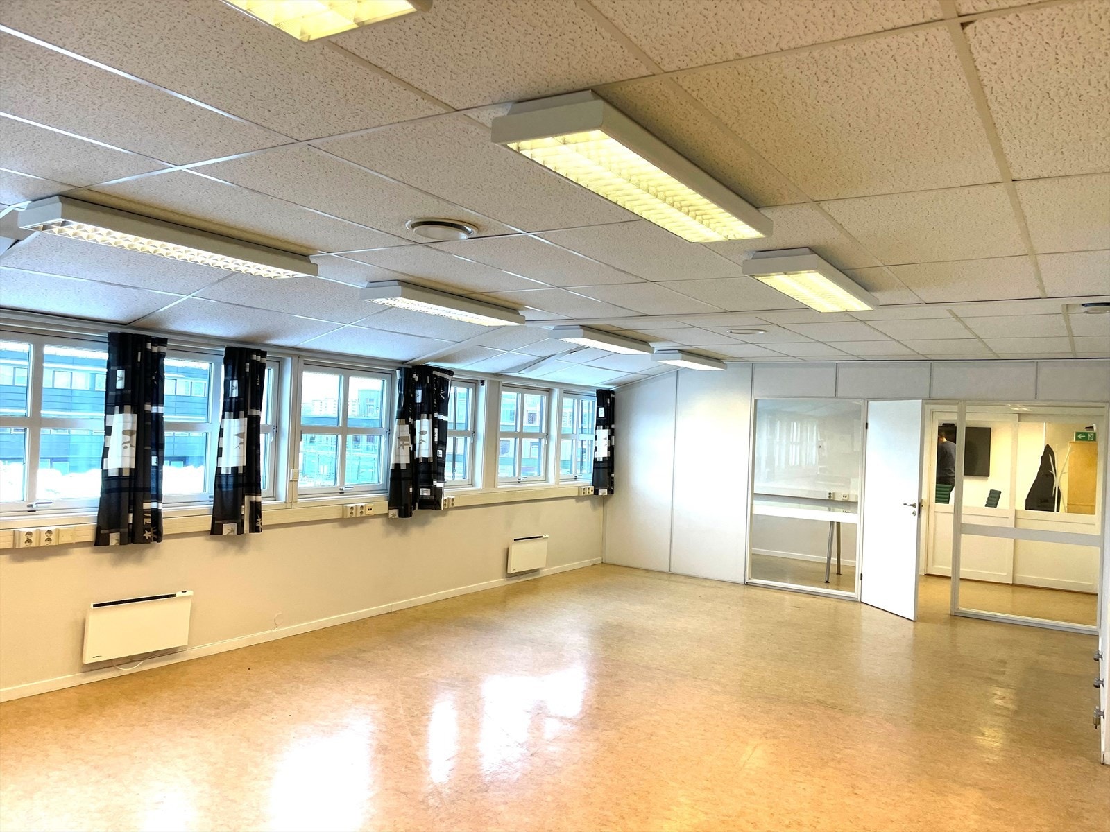 2. etasje kontor - åpent areal med kjøkken kan kombineres med 2 kontor bak. Galleribilde