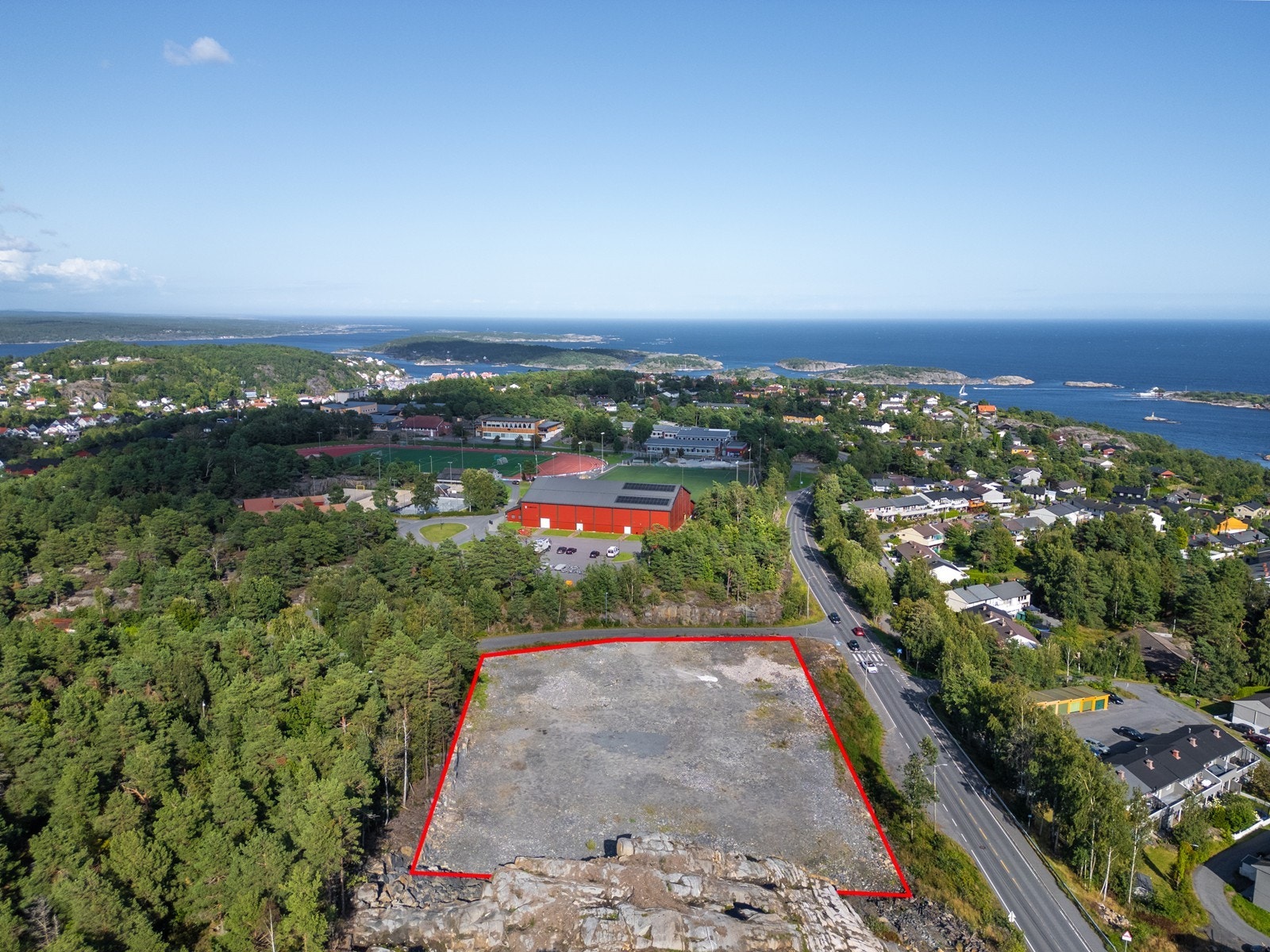 Sørmegleren næring har gleden av å presentere for salg en attraktiv næringstomt ferdig regulert for dagligvareforretning. Galleribilde