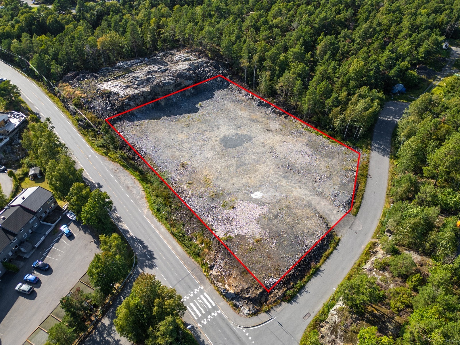 Naboeiendommene er Risørhallen med idrettsanlegg og Risør barne/ungdomsskole. Velkommen til visning. Galleribilde