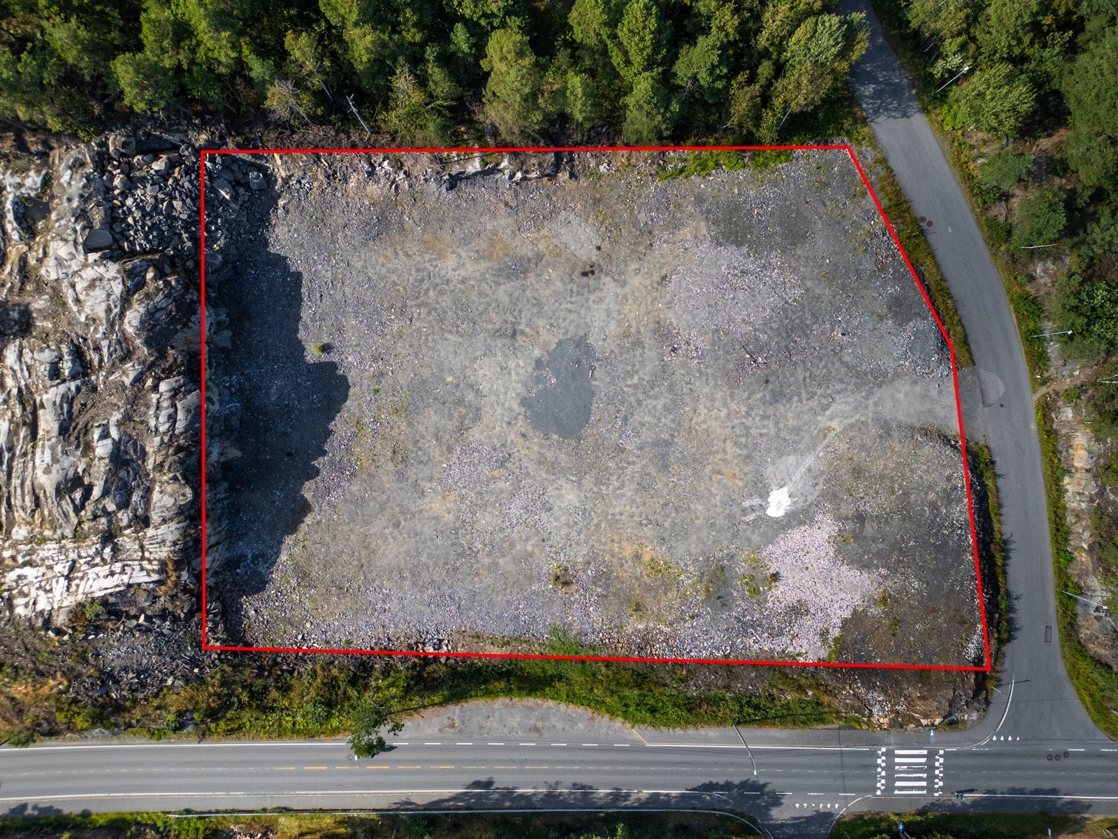 Det foreligger godkjenning fra Risør kommune på oppføring av næringsbygg og kafe på BYA 1383 m2 med ca. 80 parkeringsplasser. Galleribilde