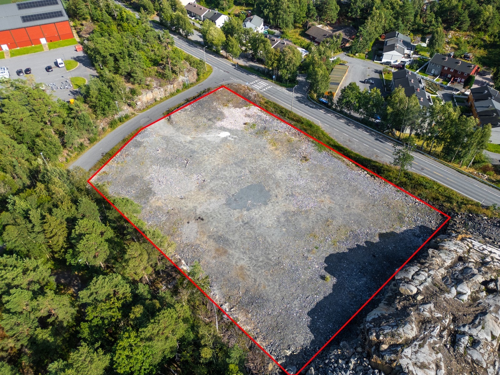 Meget sentral beliggenhet i etablert boligområde med kort vei vei til Risør sentrum. Galleribilde