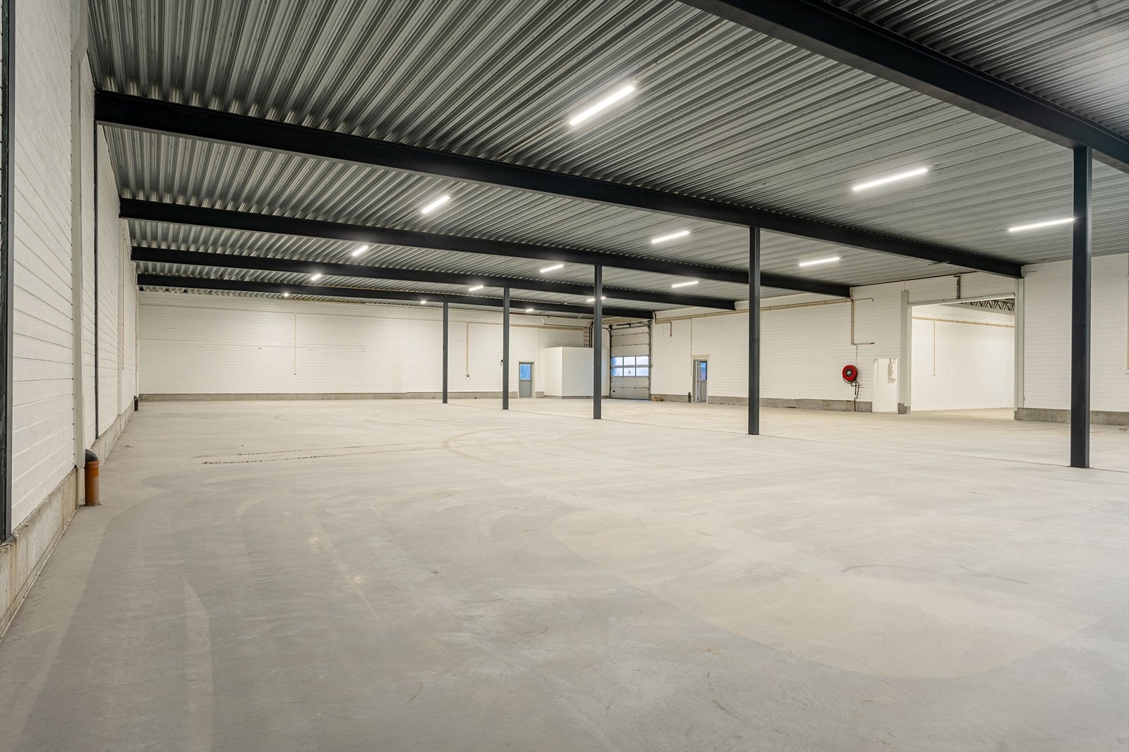 Store lagerhaller med nye porter, belysning og el Galleribilde