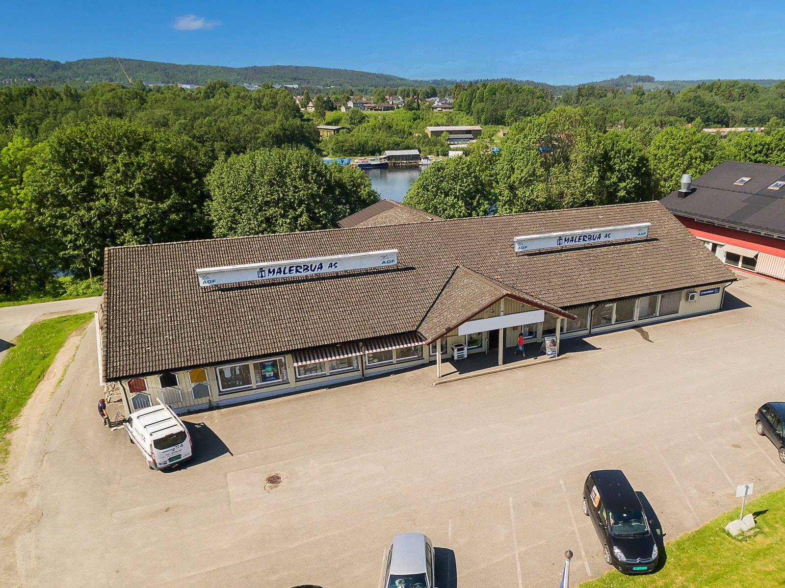 Fasade mot øst godt med parkering på egen grunn foran inngangsparti Galleribilde