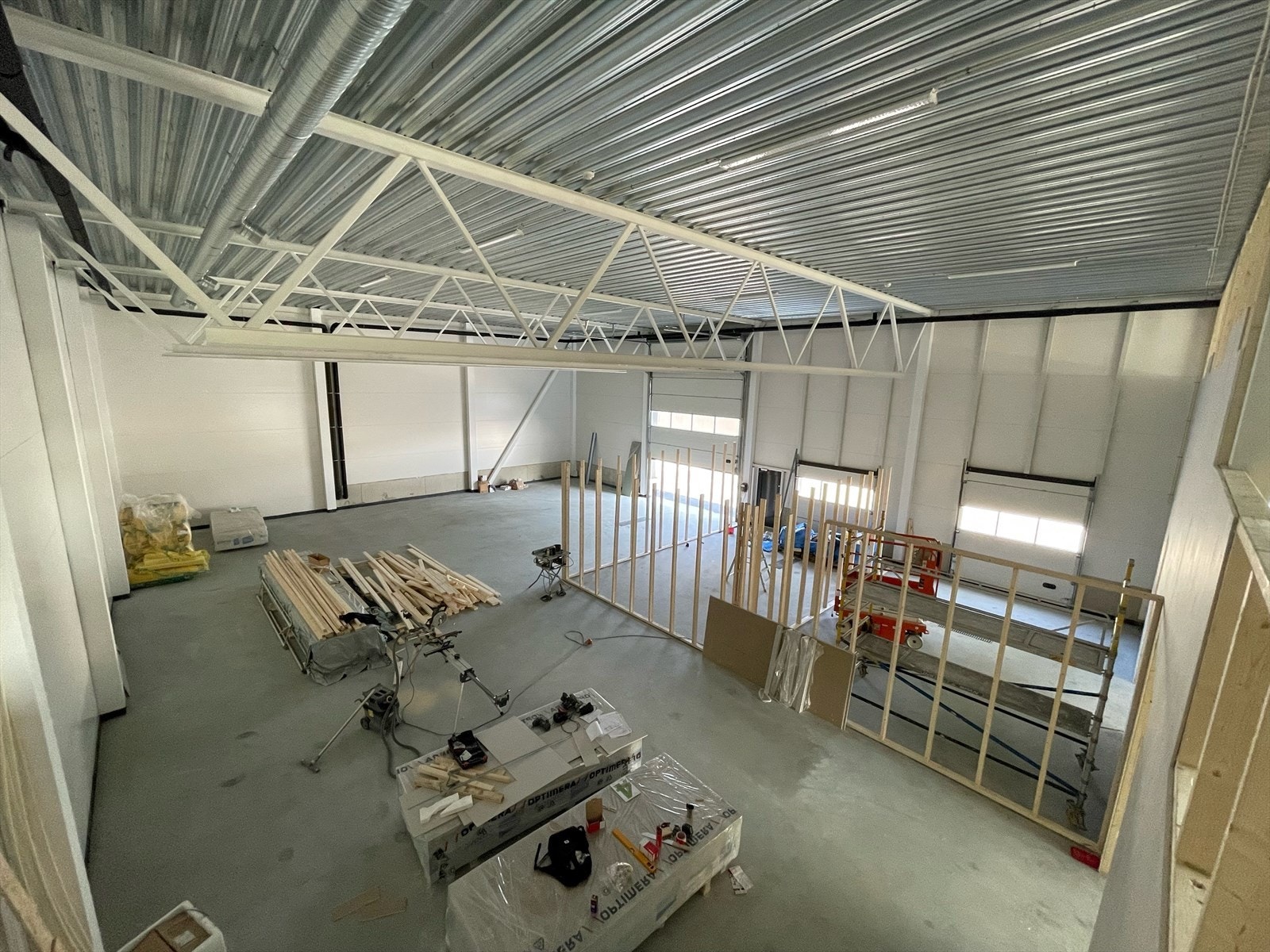 Nytt lager hvor det pågår avdeling av arealet. Galleribilde