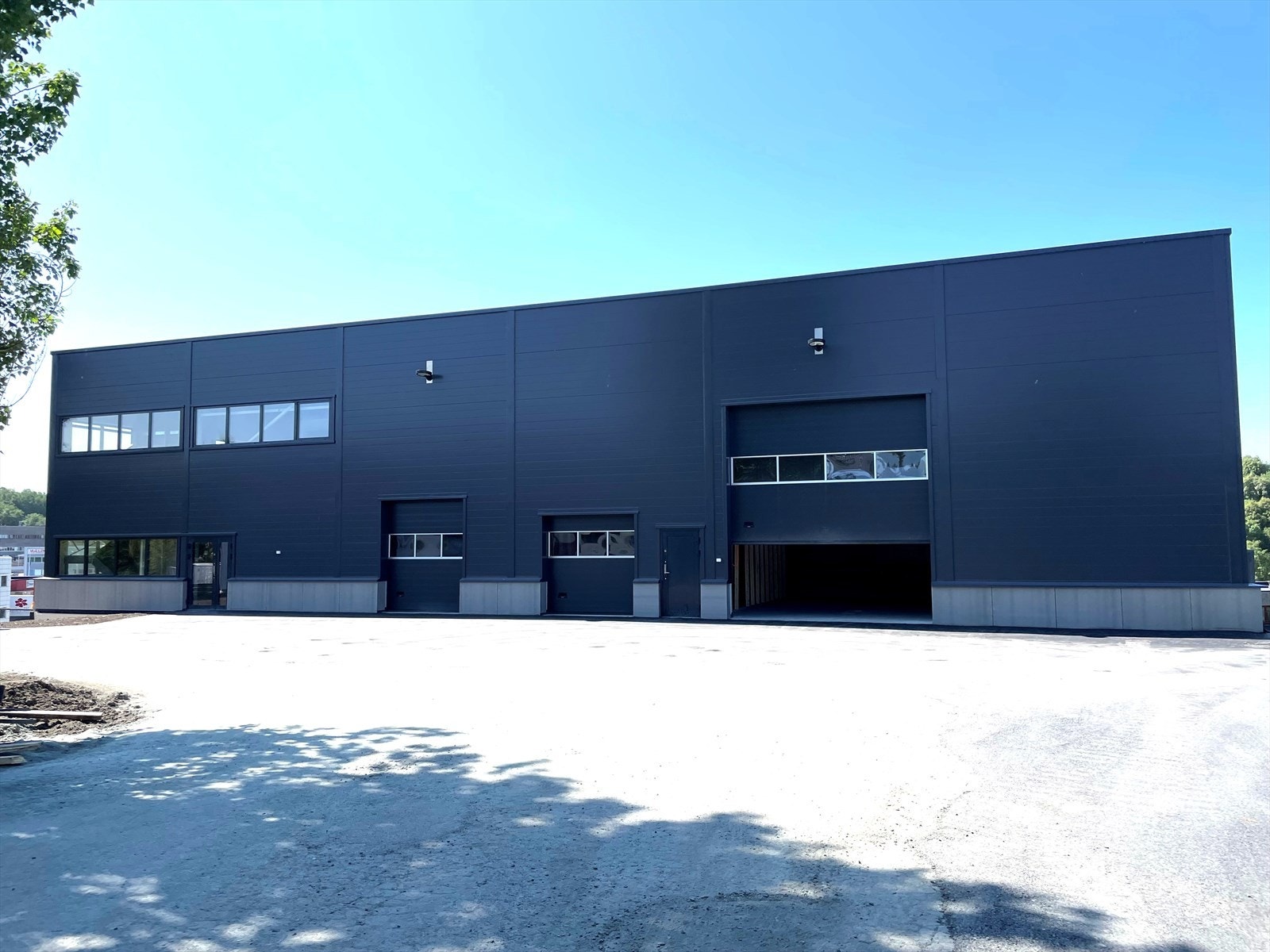 Fullt utleid kombinasjonseiendom som består av 3 bygninger. Galleribilde