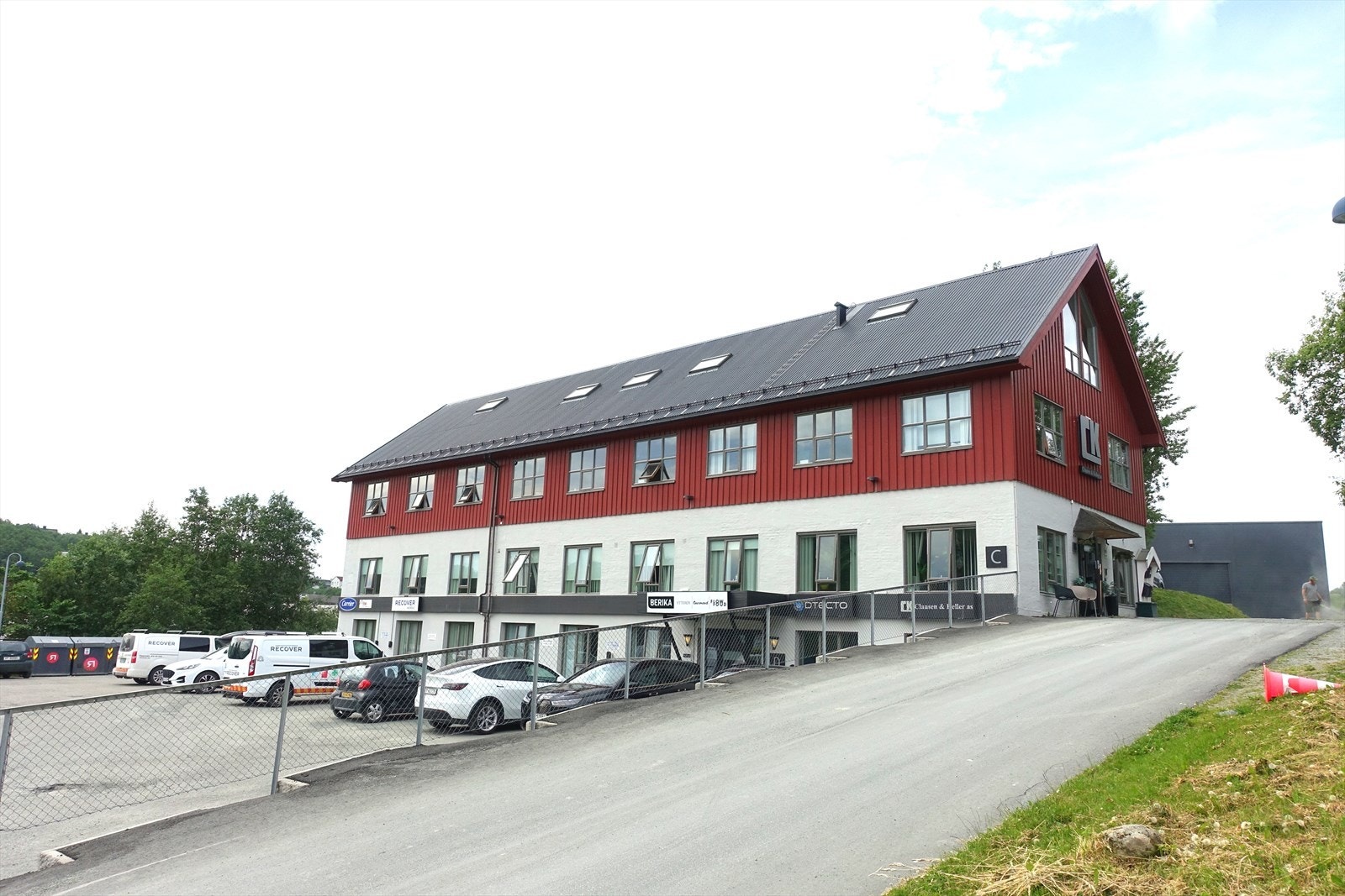 Sentral beliggenhet i næringsområdet Fossegrenda. Eiendommen har totalt ca. 40 P-plasser Galleribilde