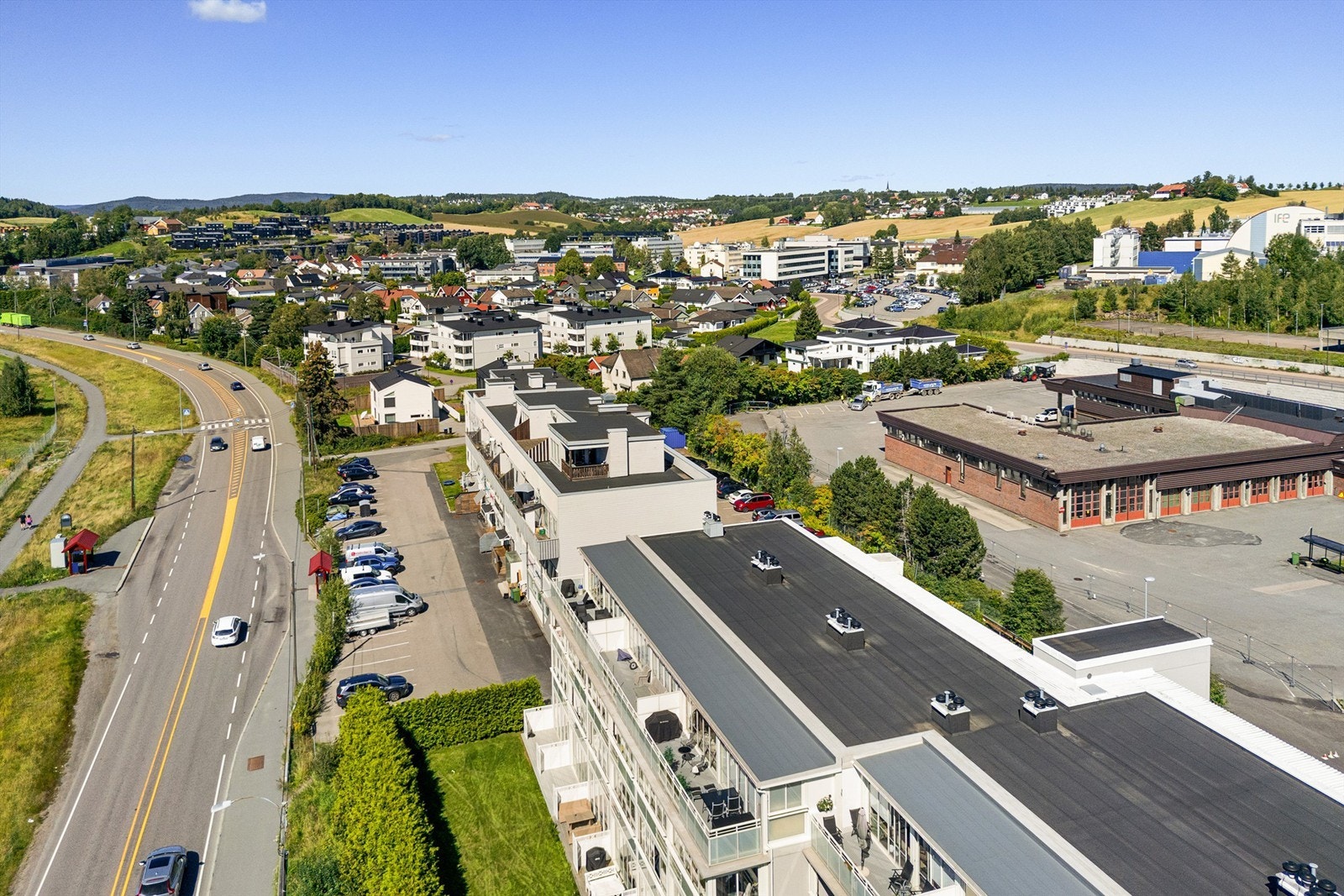 Fetveien går rett utenfor, og det er enkel adkomst til eiendommen Galleribilde