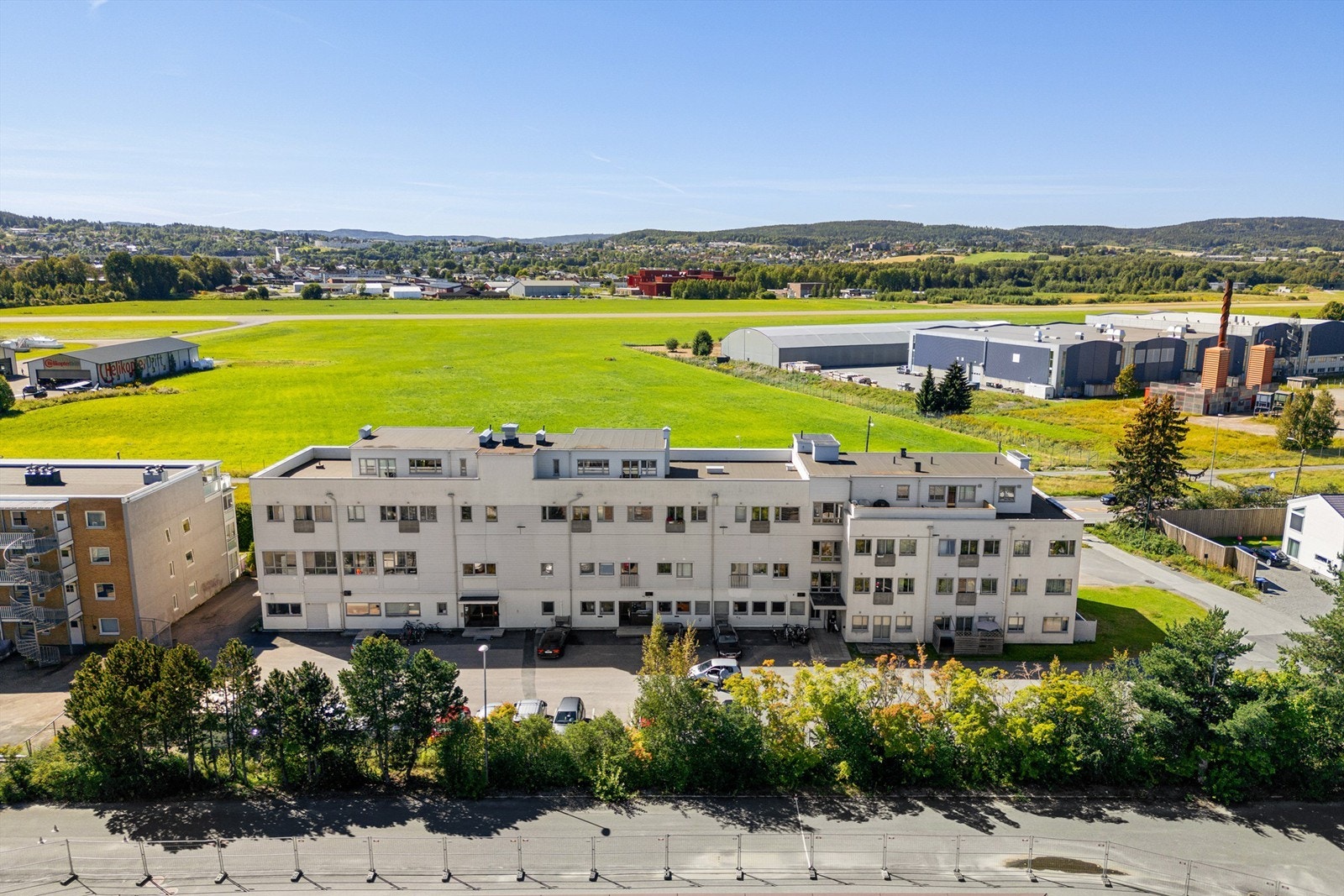 Eiendommen ligger ved siden av Biltilsynet og Kjeller flyplass Galleribilde