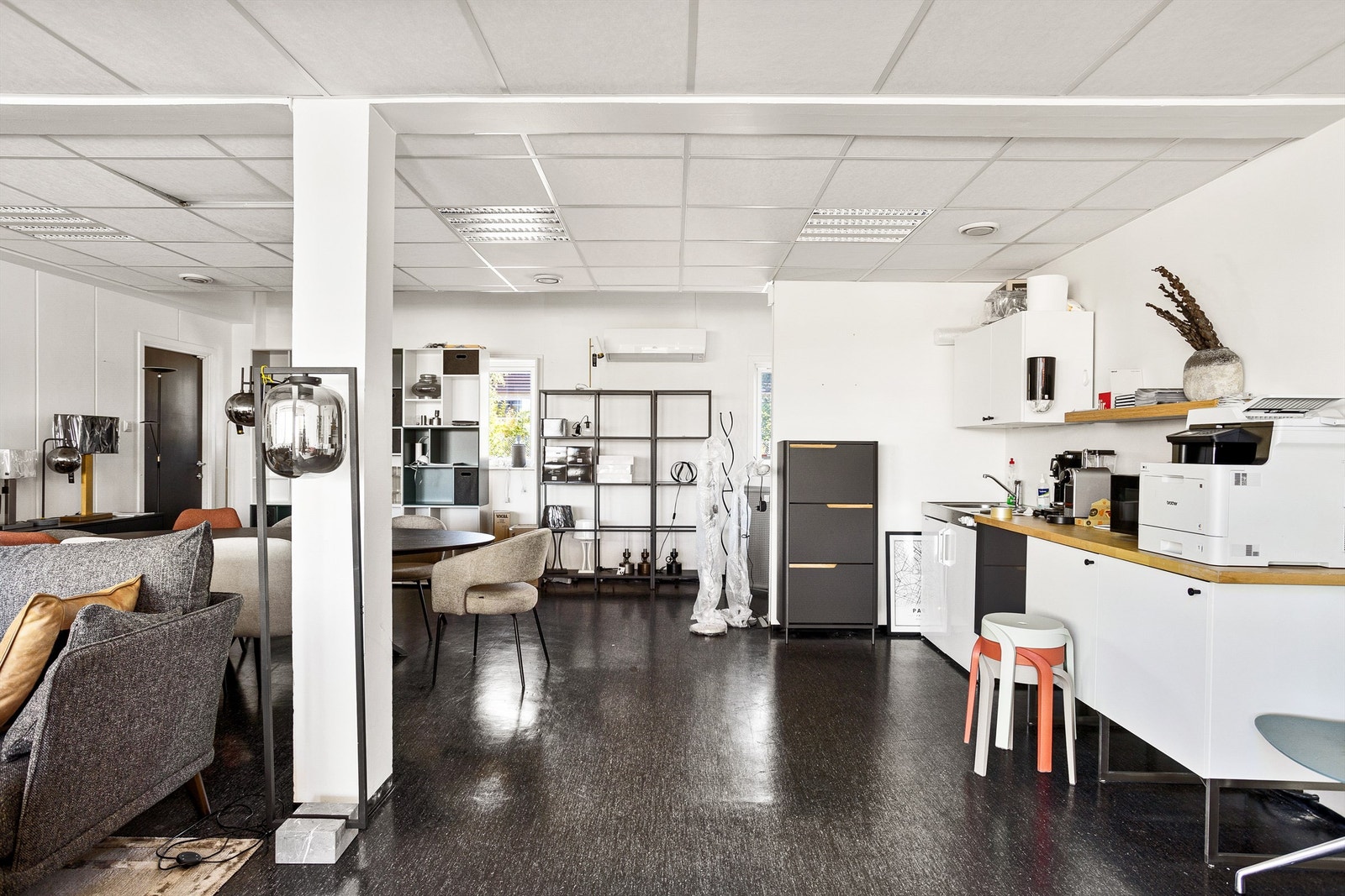 Lokalet er åpent og passer godt til forretning eller åpent kontorlandskap Galleribilde