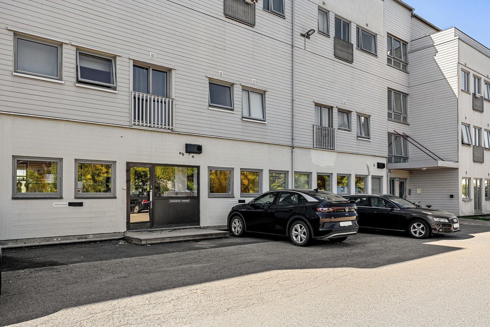 Lokale 2 har i tillegg inngang fra baksiden Galleribilde