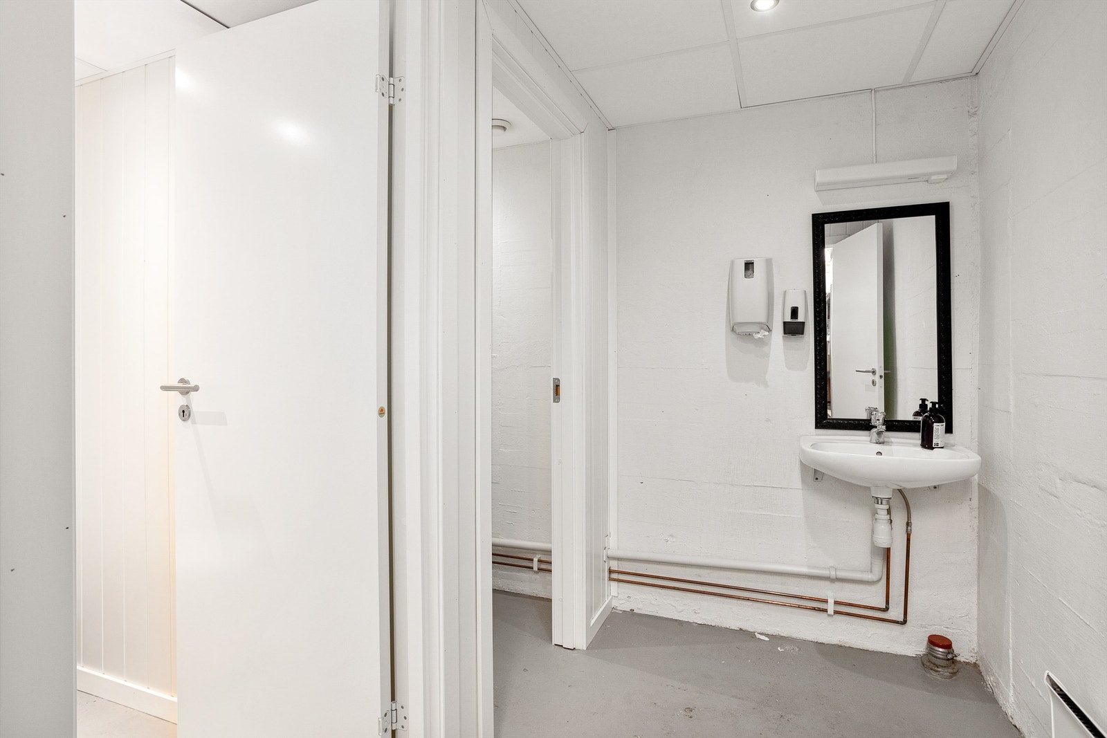 To WC i kjeller Galleribilde