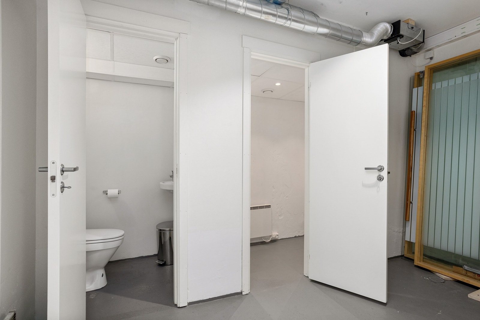 To WC i kjelleren til Lokale 1 Galleribilde