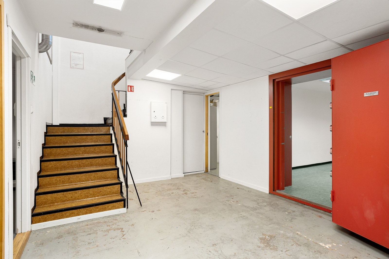 Innholdsrik kjeller med lagerrom, teknisk rom og to WC Galleribilde