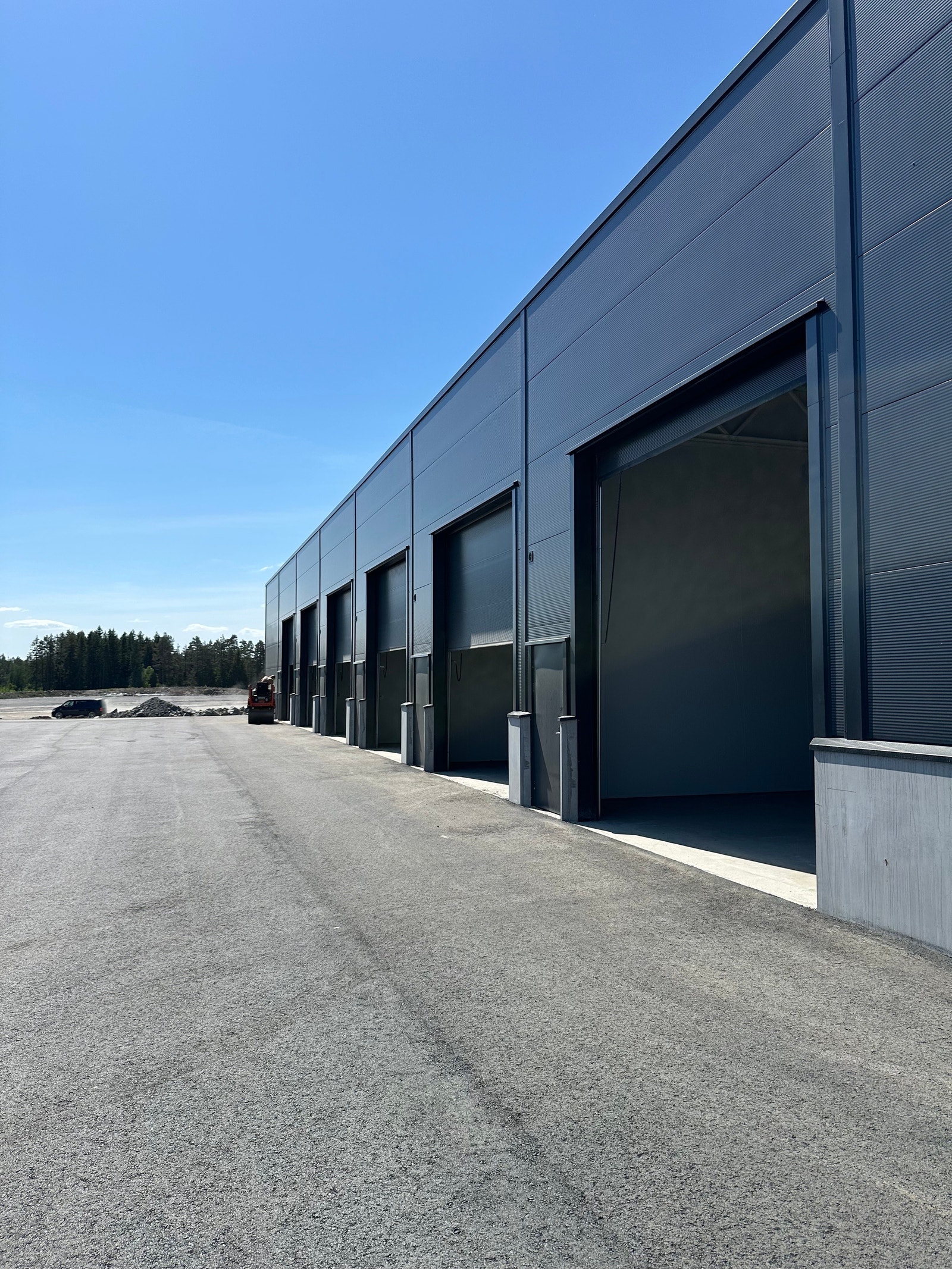 Egen kjøreport og inngangsdør. Betongbrystning på nedre del av bygget. Galleribilde