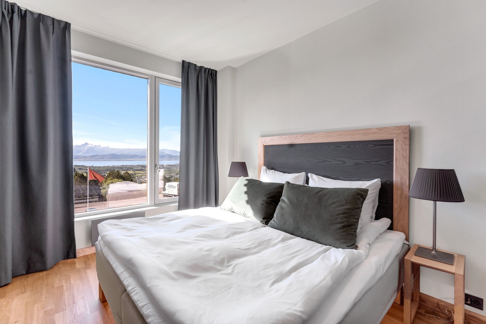 Hotelleilighet - Innbydende soverom med flott utsikt. Komfortabel seng med tilhørende nattbord og moderne belysning. Galleribilde