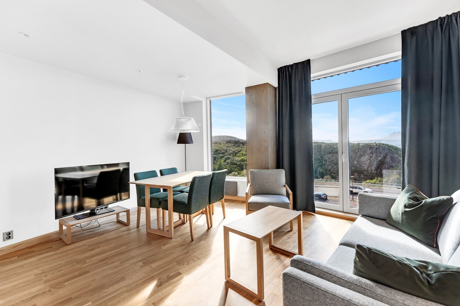 Hotelleilighet - Lys og moderne stue med store vinduer med utsikt mot Børvasstindene. Galleribilde