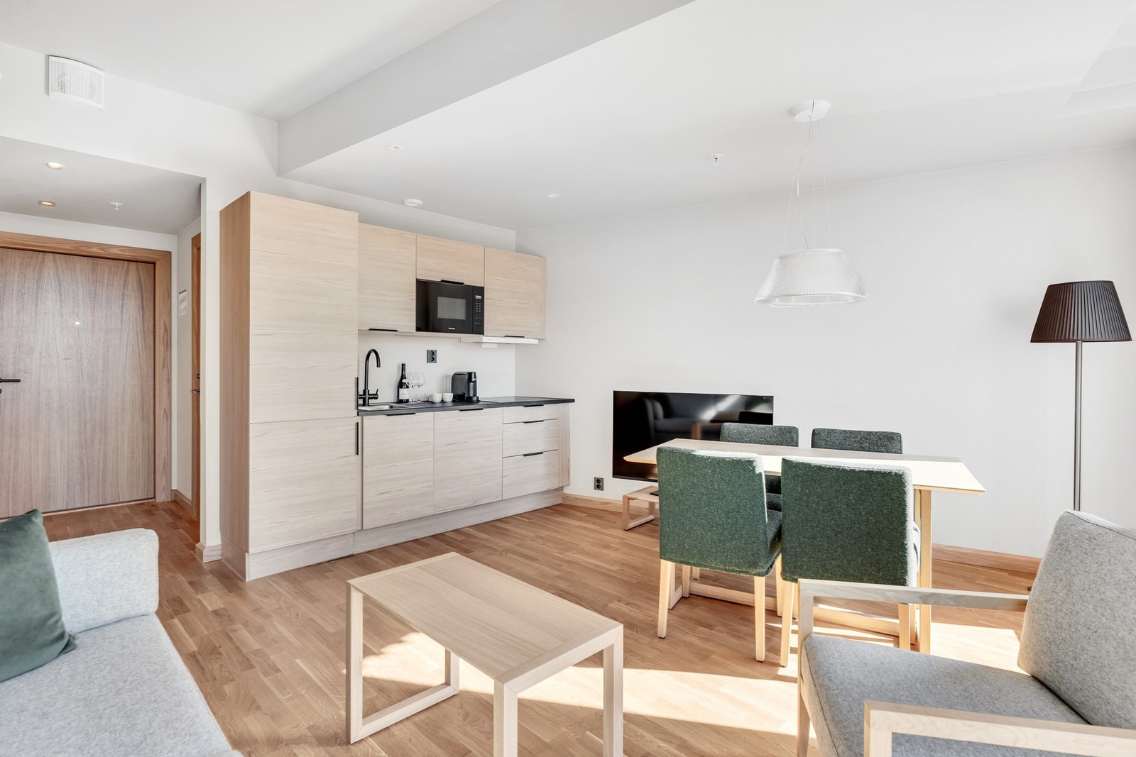 Hotelleilighet - Spiseplass og kjøkken i åpen løsning med moderne innredning og godt med skapplass. Galleribilde