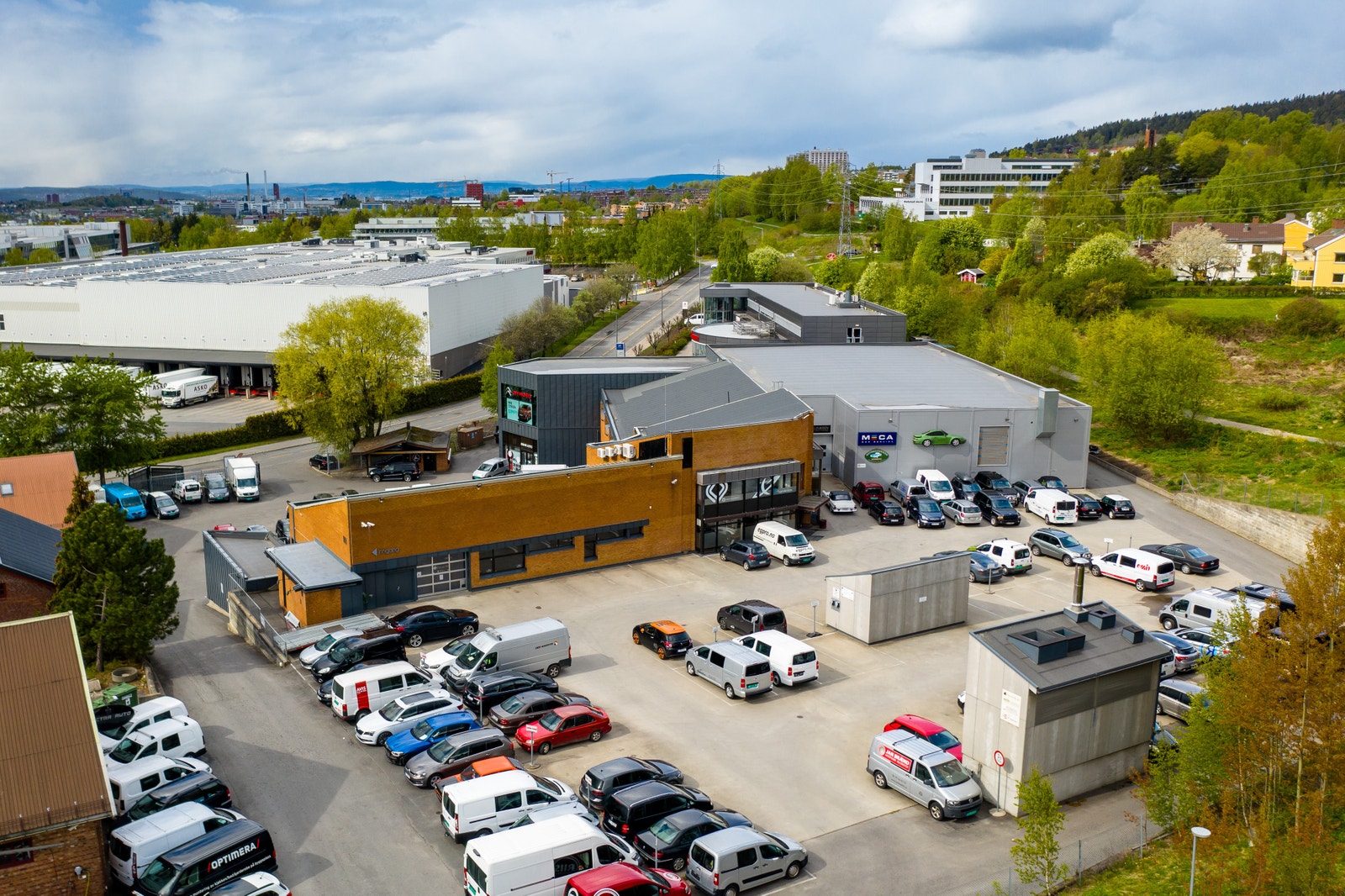 Parkeringsplasser på fremsiden og baksiden av bygget. Galleribilde