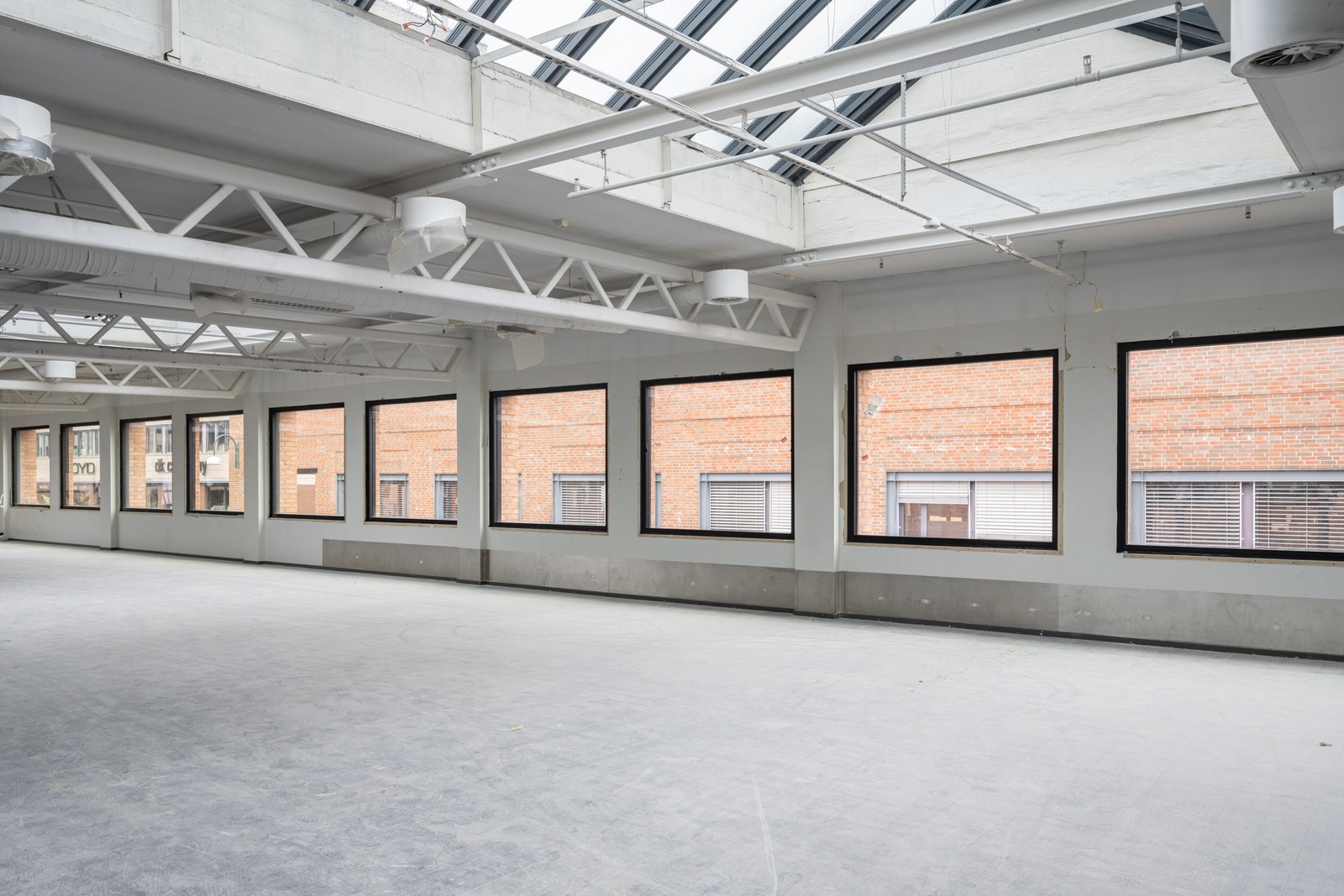Lokalene har unike lysforhold med nye over lys og nye vinduer mot fasade Galleribilde